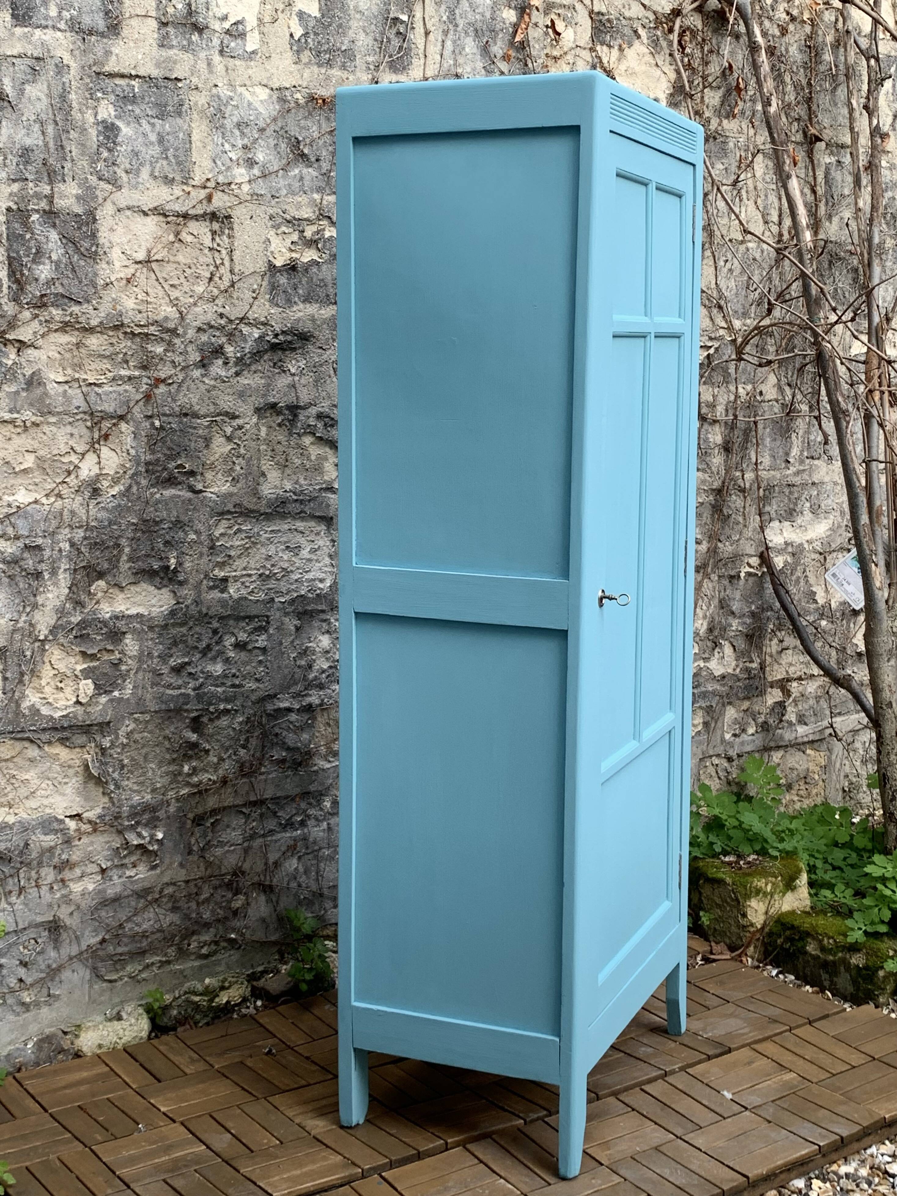 Armoire bonnetière parisienne turquoise 1940