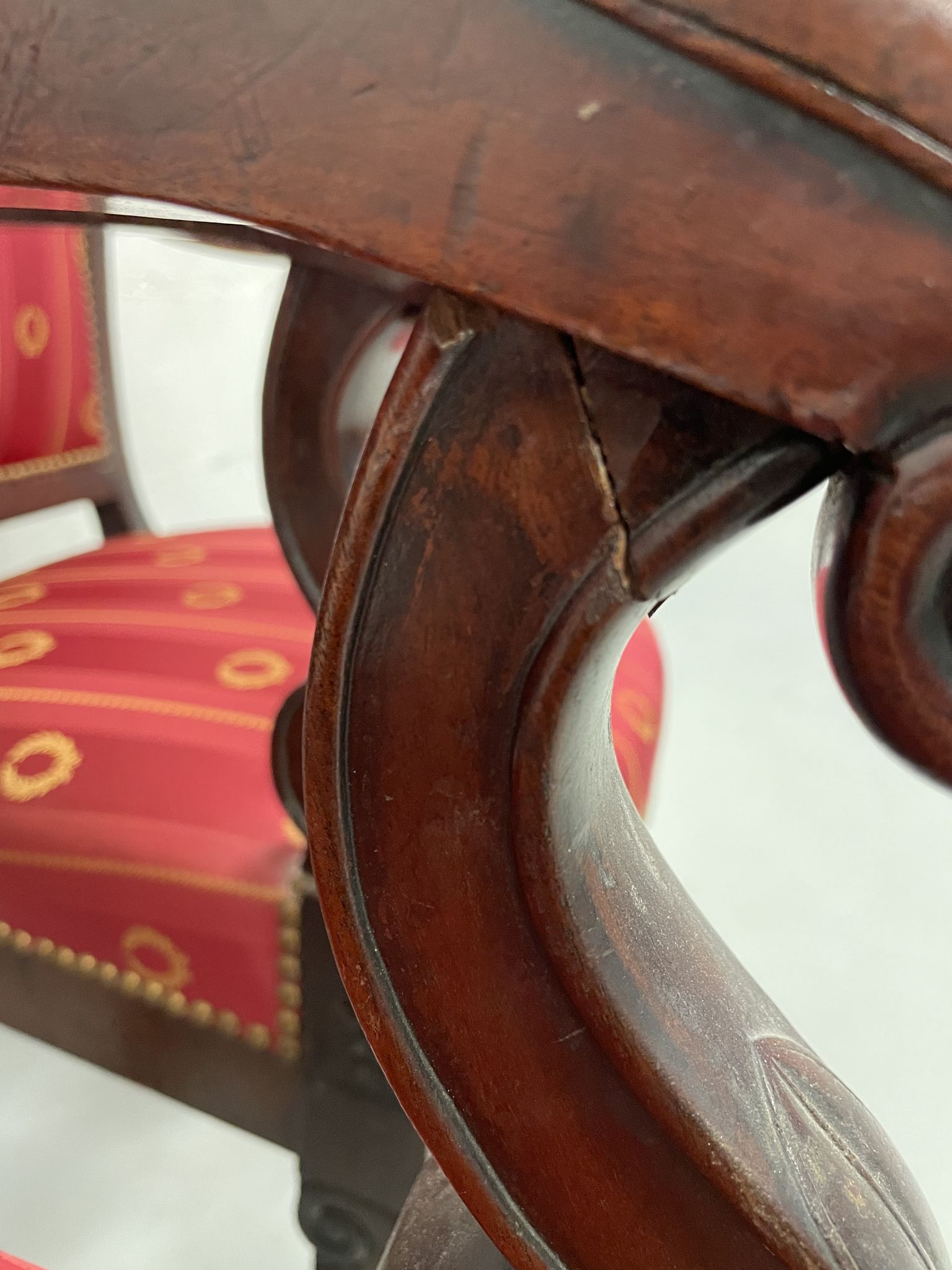 Paire de fauteuils époque empire en acajou et soie
