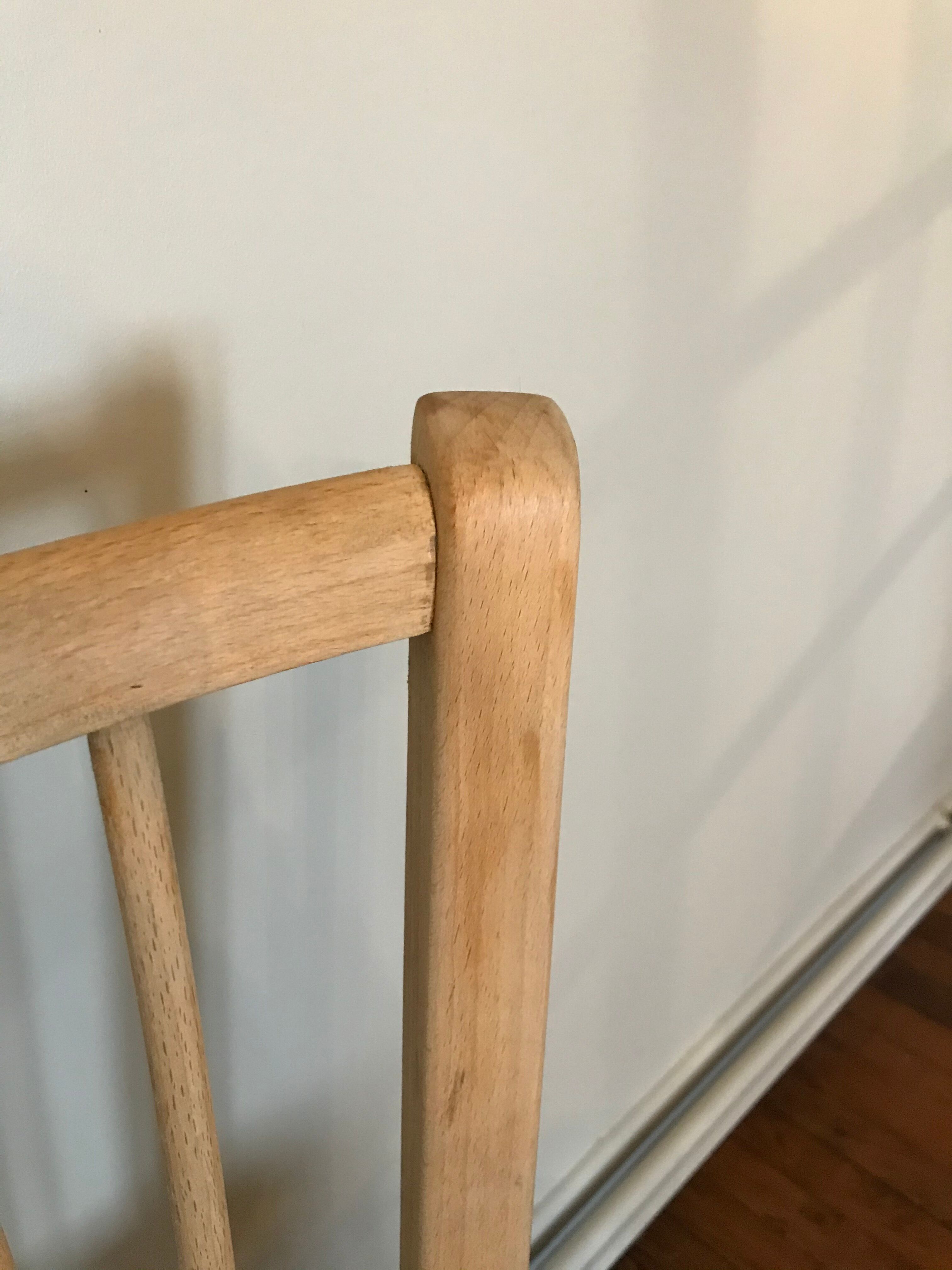 Chaise en bois et skaï jaune