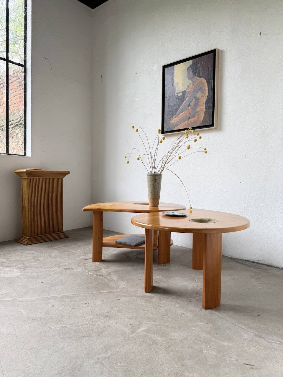 Tables basses en orme formant une goutte