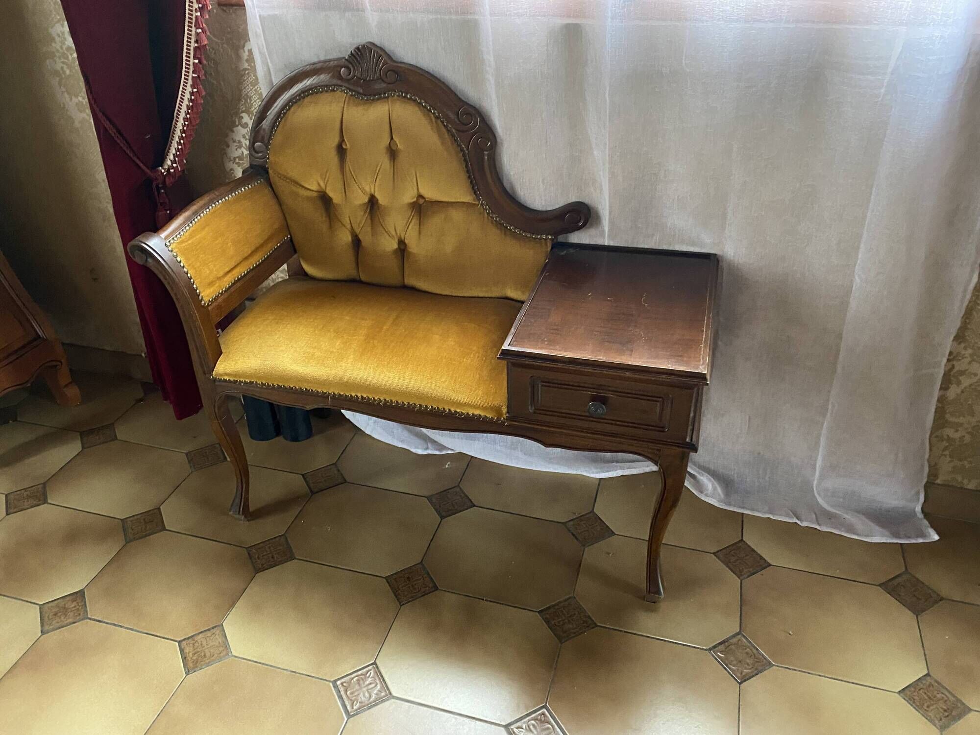 Baroque bench with gossip tablet, vintage mustard velvet, in good condition.