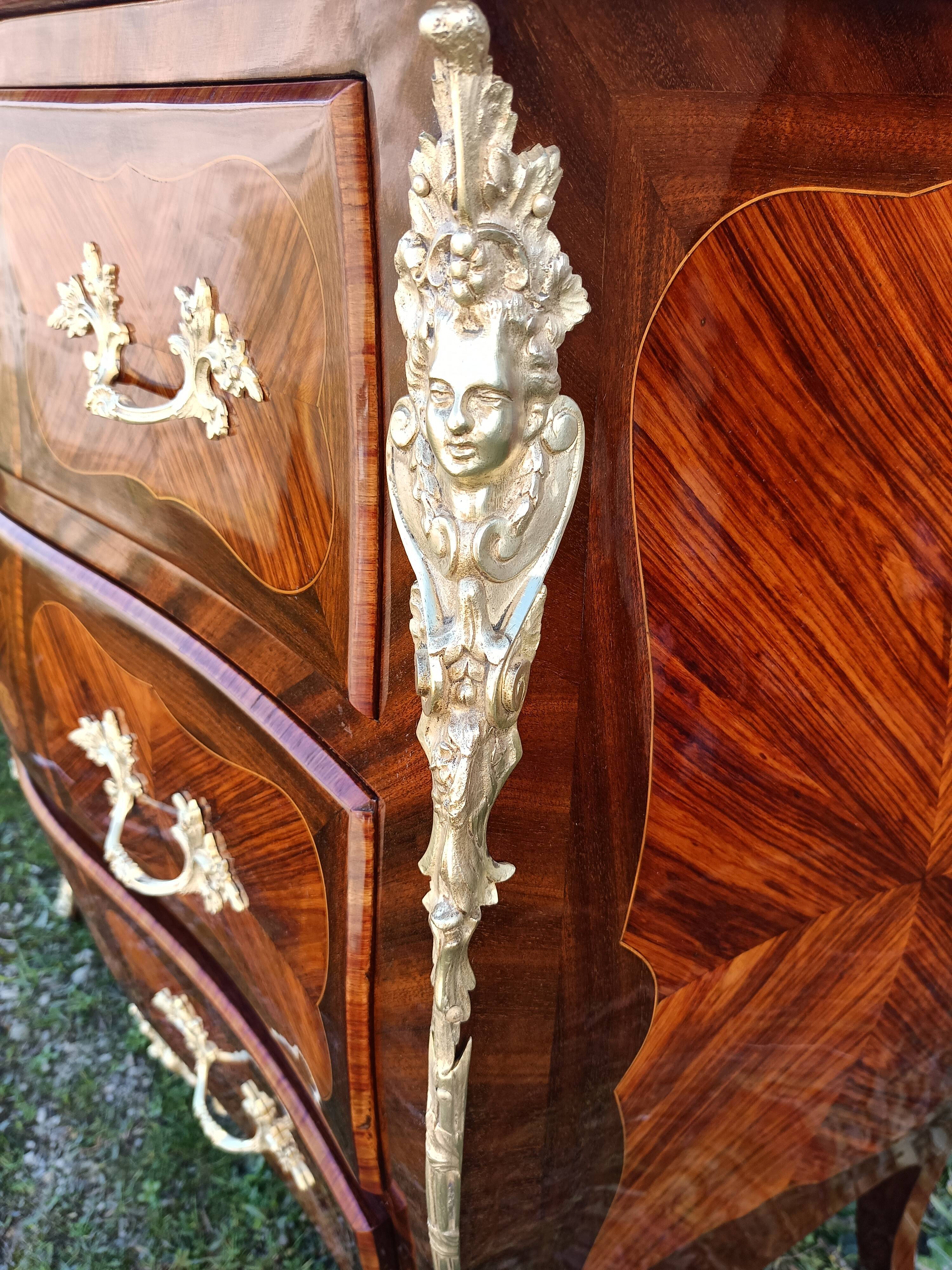 Louis XV jumping chest of drawers curved in precious wood marquetry.