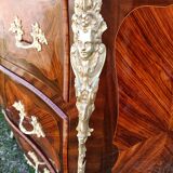 Louis XV jumping chest of drawers curved in precious wood marquetry.