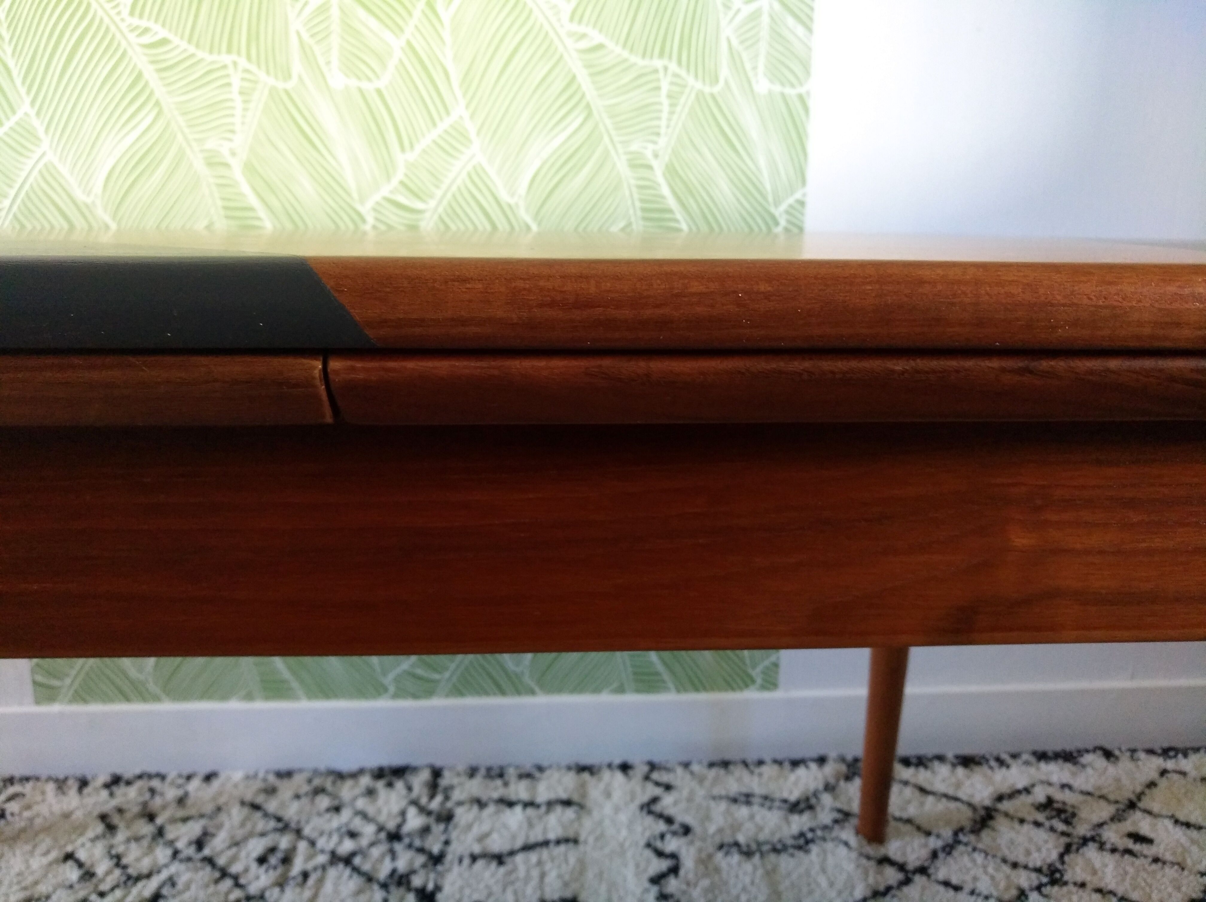 Scandinavian extensible table Samcom renovated graphic