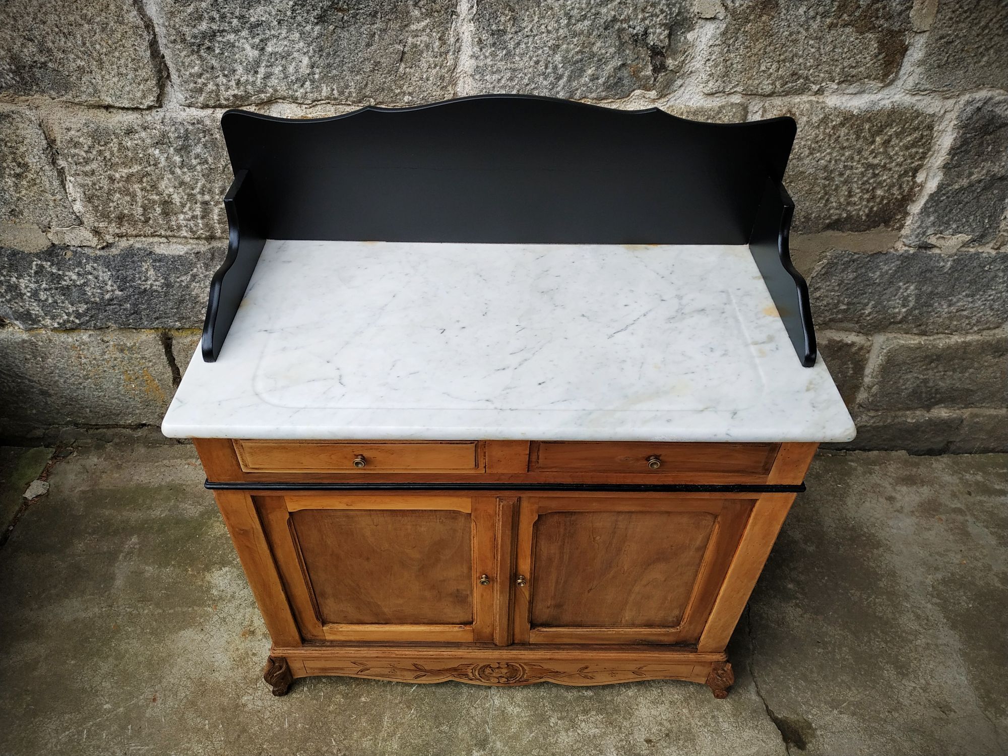 Old toilet table bahut