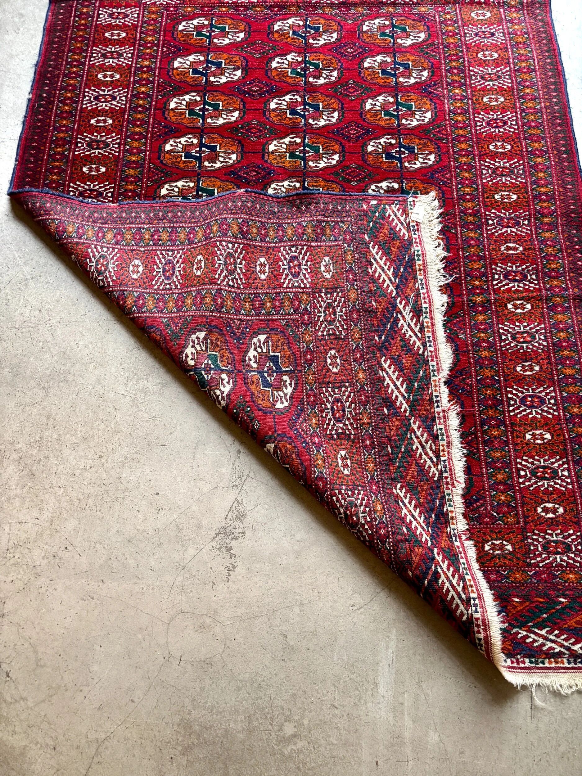 Bukhara carpet in wool and silk, 30 boxes ☐ 145 x 103 cm