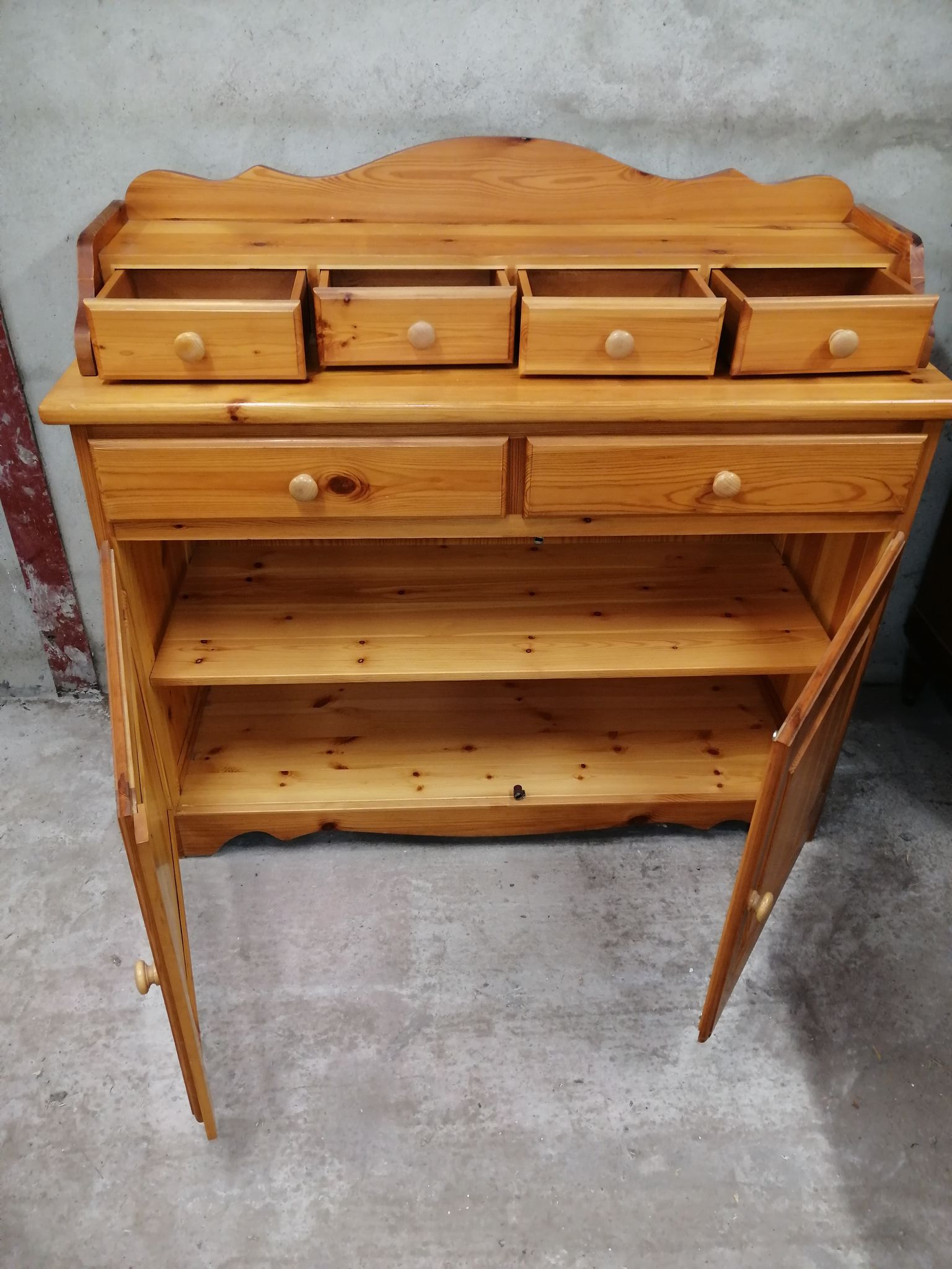 Chest of drawers