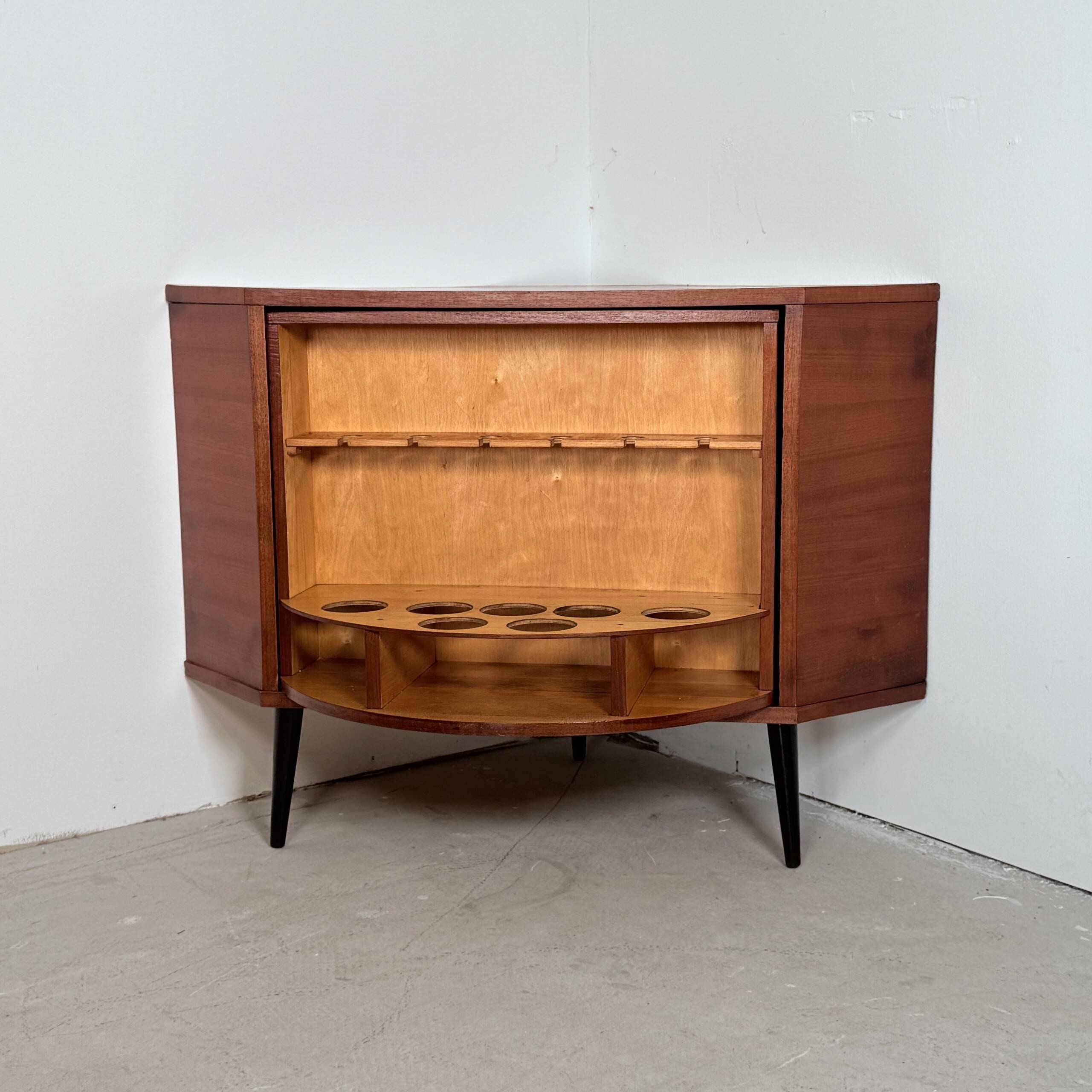 Vintage hoekkast met draaiende bar