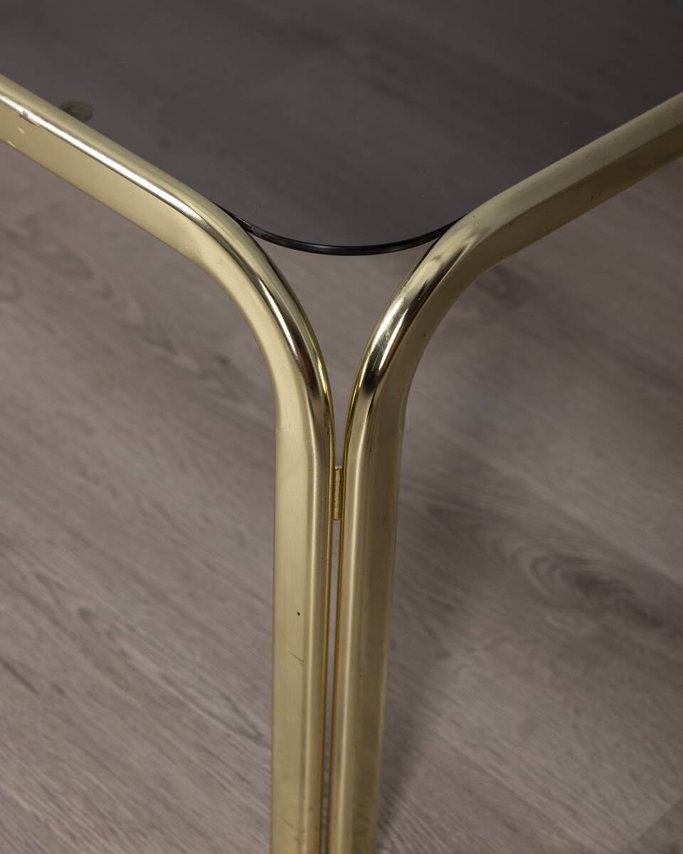 Table basse vintage des années 1970 au design italien en laiton doré et verre fumé.