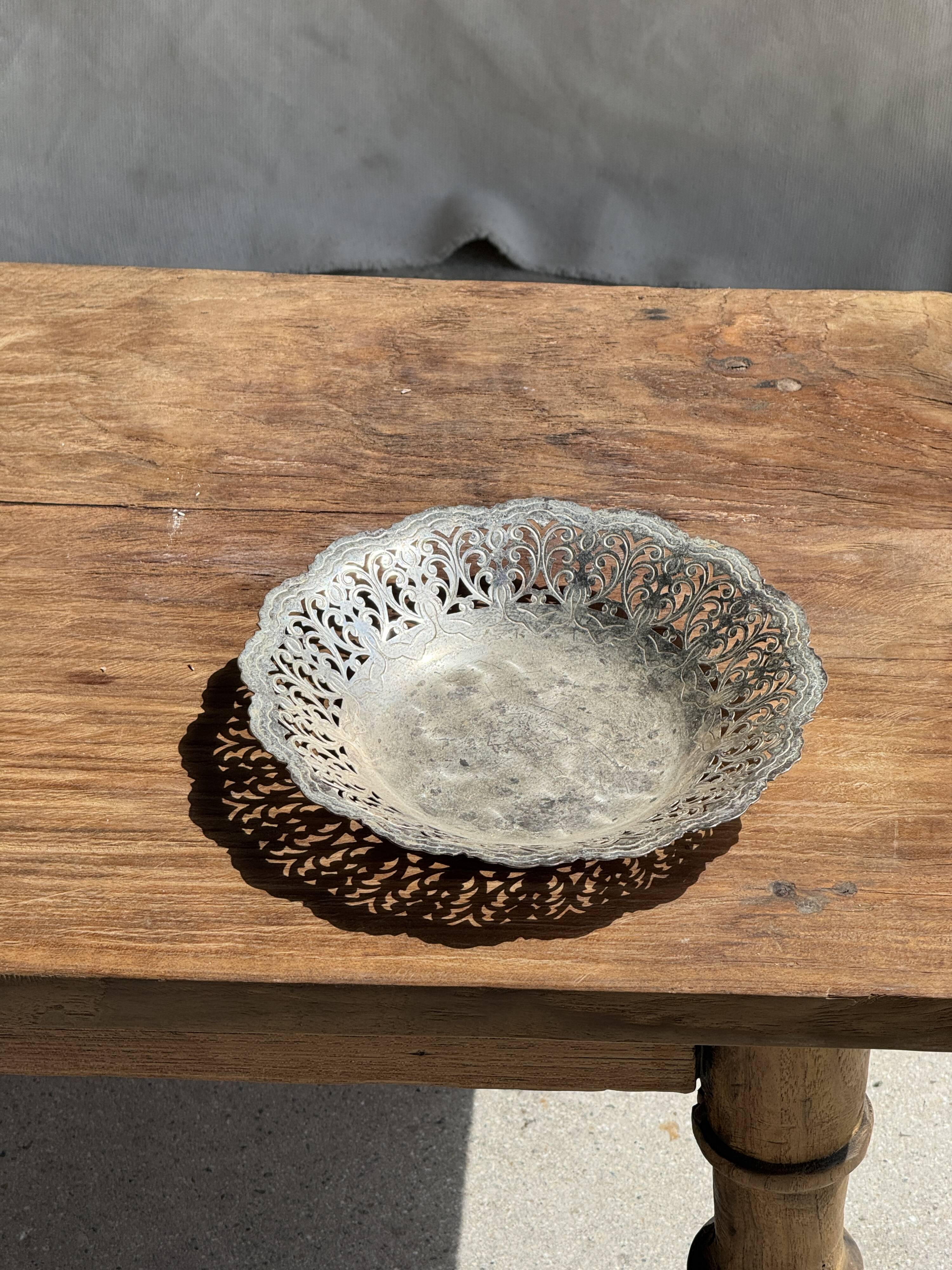 Small vintage silver-plated metal tray with openwork floral patterns D20 H3