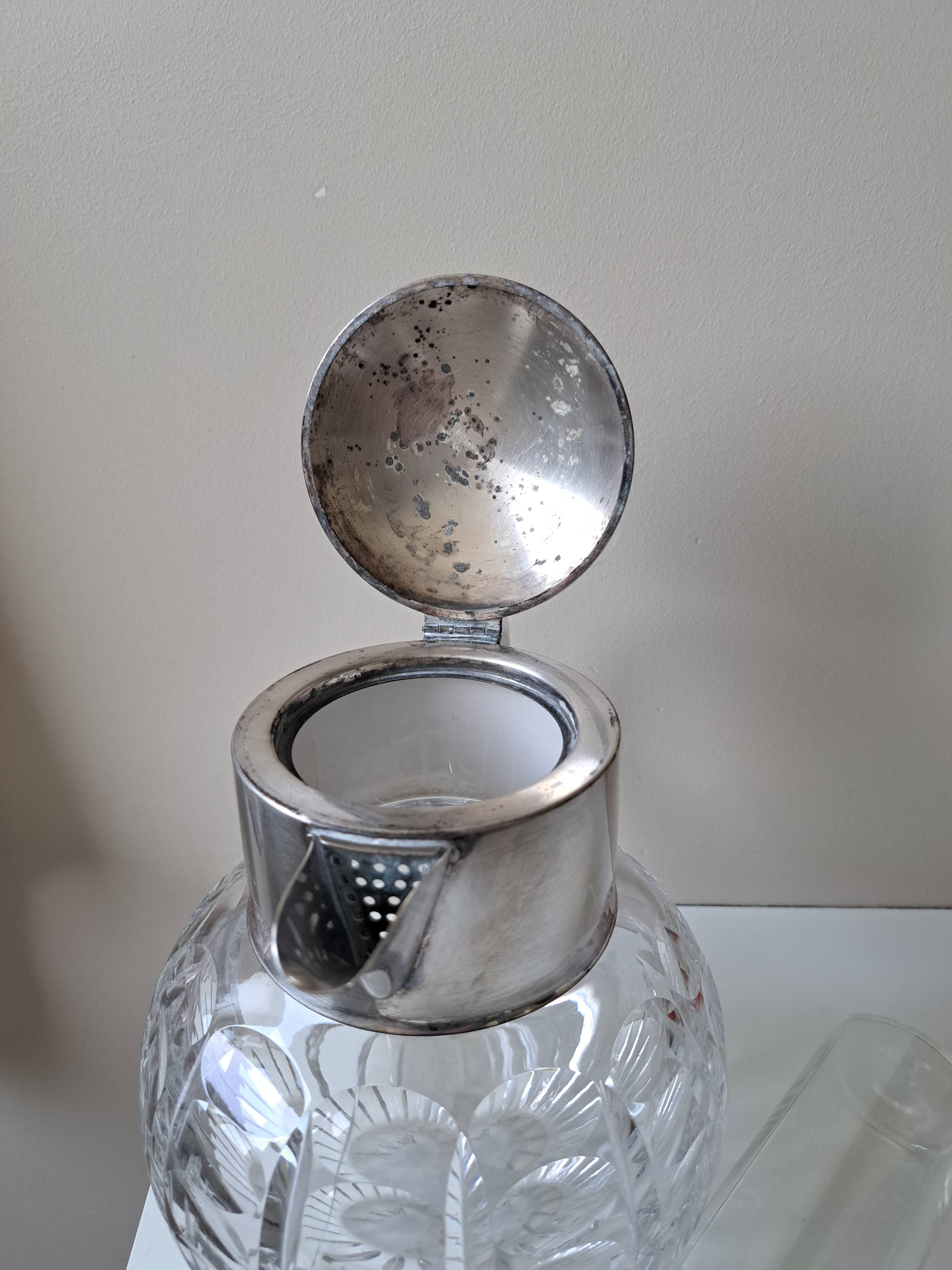 Cut crystal jug with ice compartment