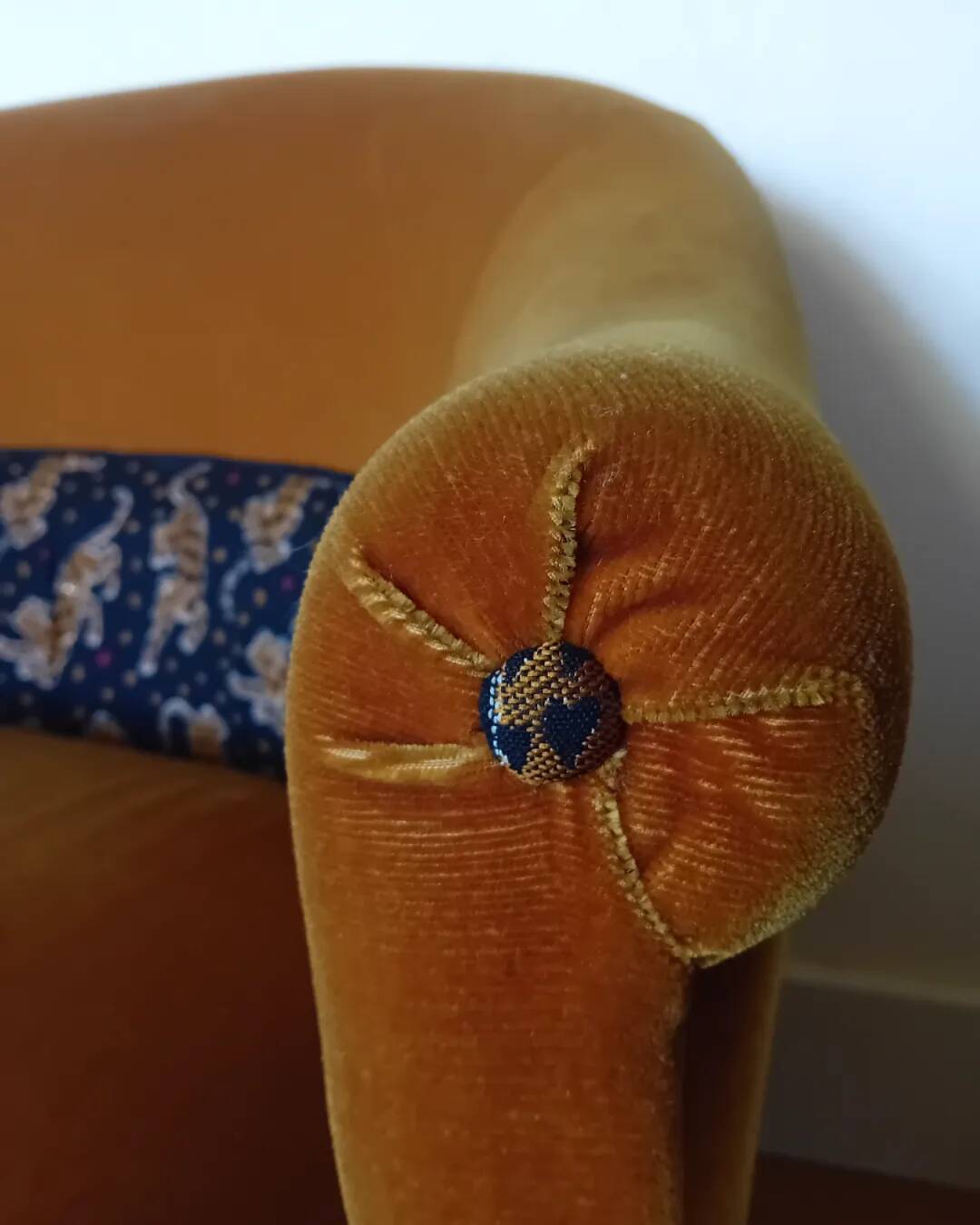 Mustard velvet 2-seater toad sofa