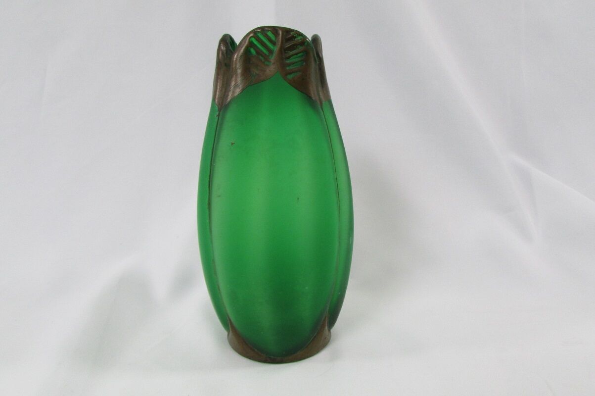Tulip vase in art deco glass paste