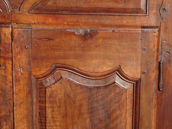 Ancien buffet de mariage en noyer massif