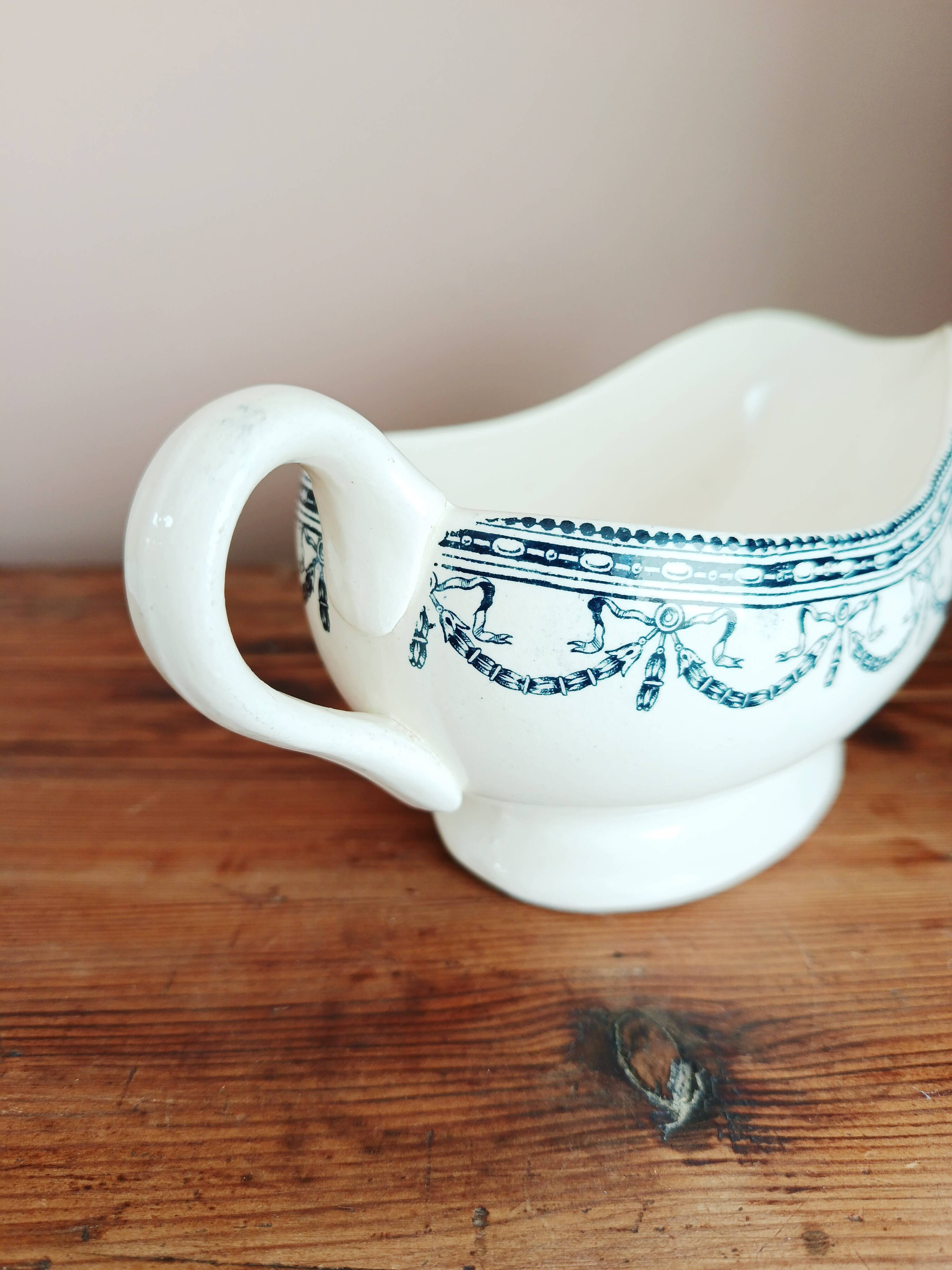 Sauceboat from Salins, Louis XVI garlands.