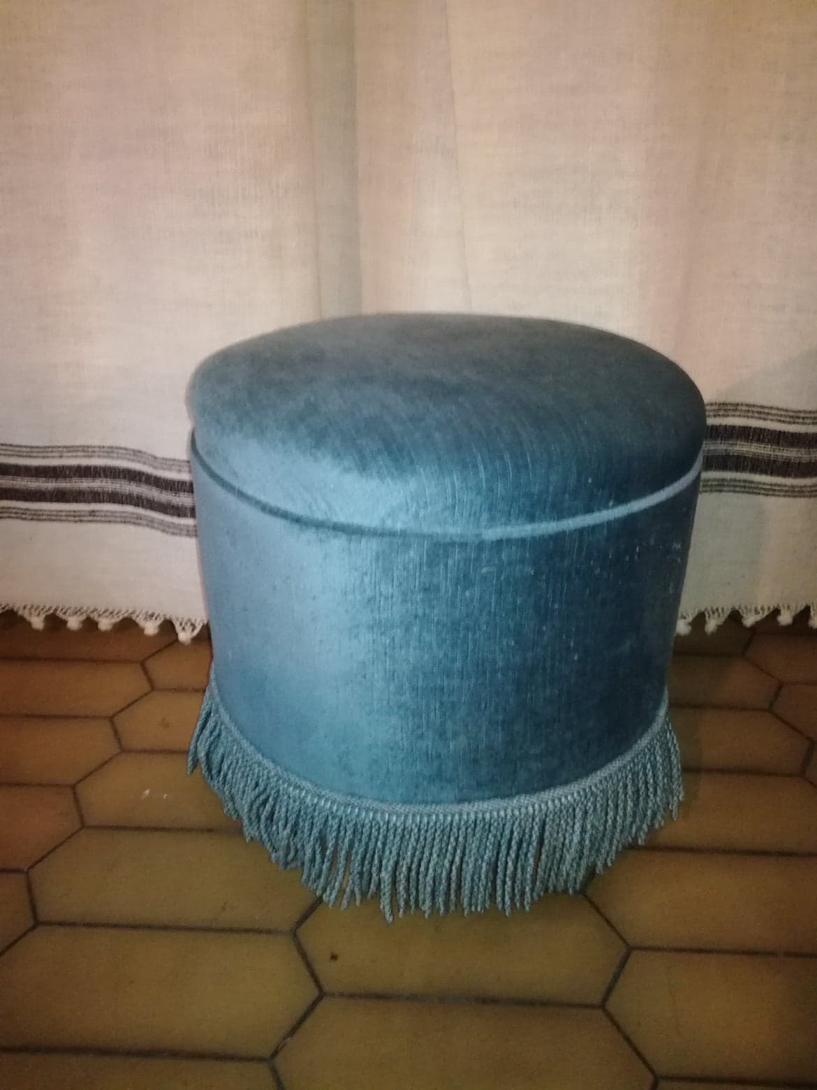 Pouf en velours bleu