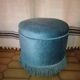 Pouf en velours bleu