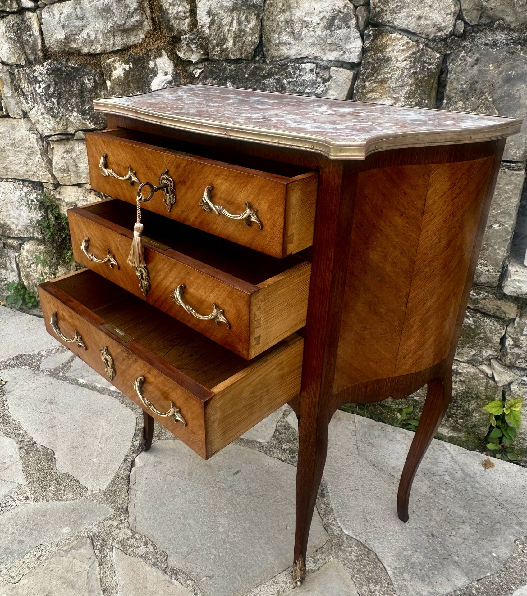 Charming small chest of drawers in precious wood marquetry.
