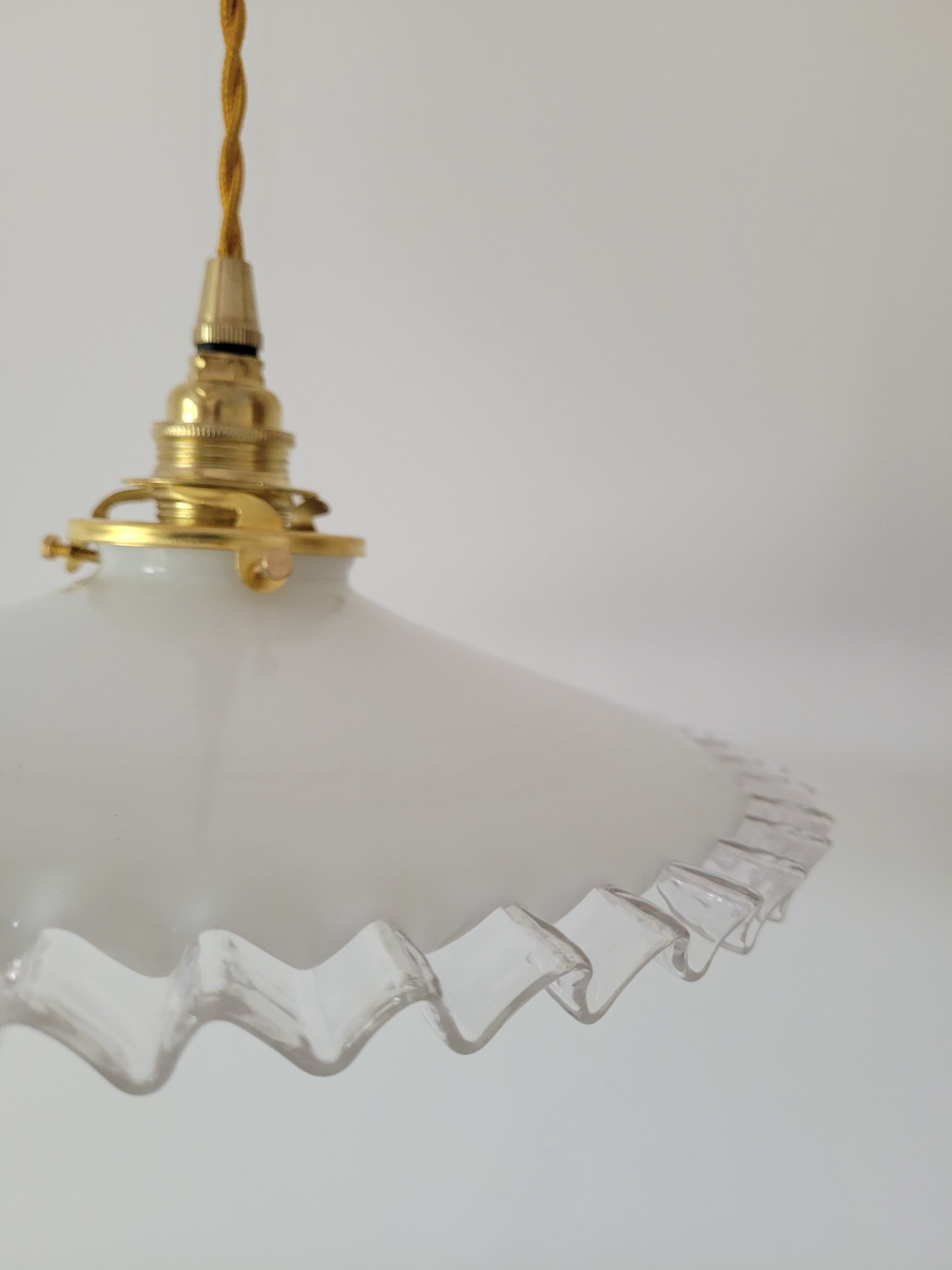 Serrated opaline suspension