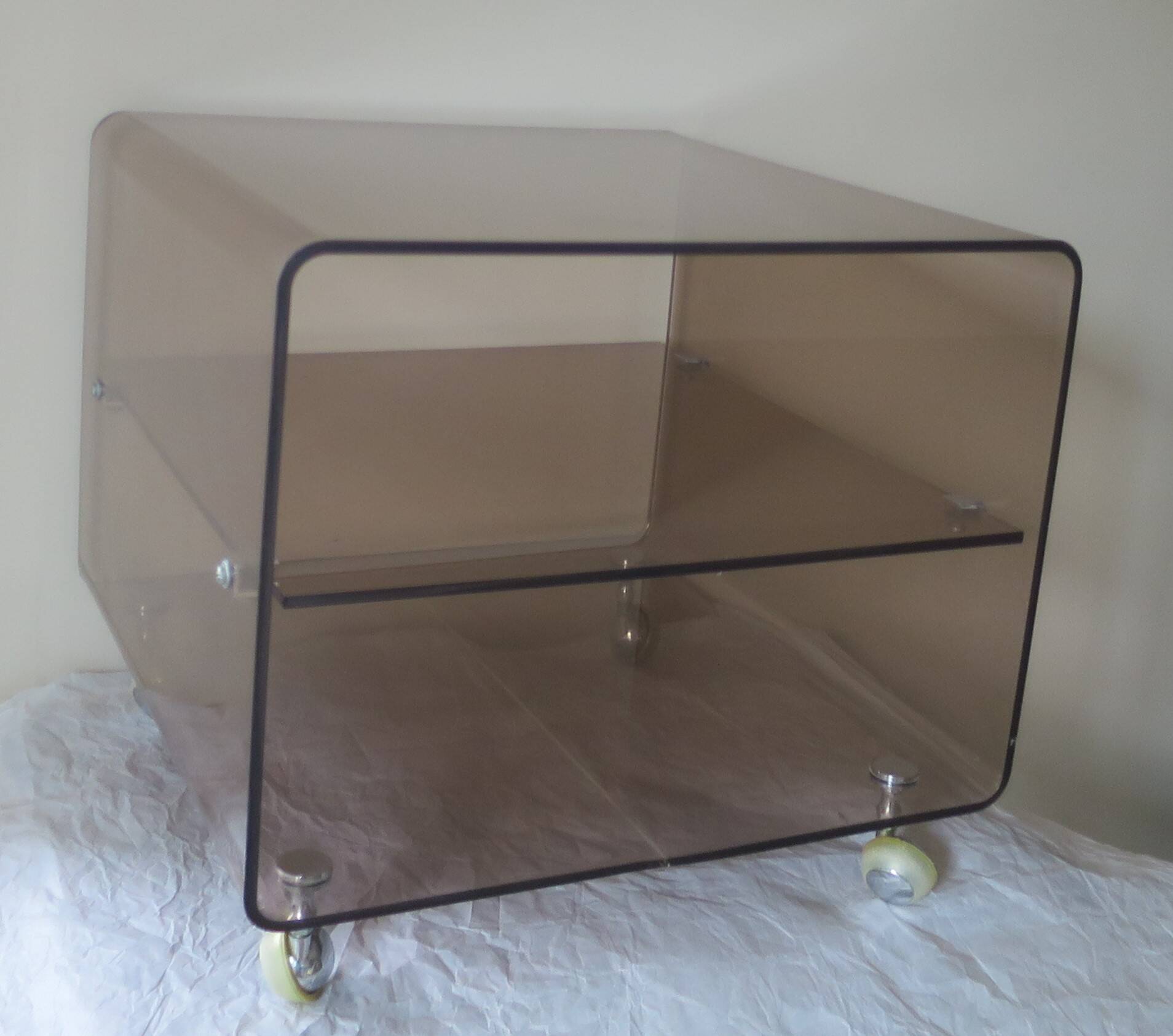 Table de chevet basse plexiglas fumé Michel Dumas pour Roche Bobois roulettes vintage