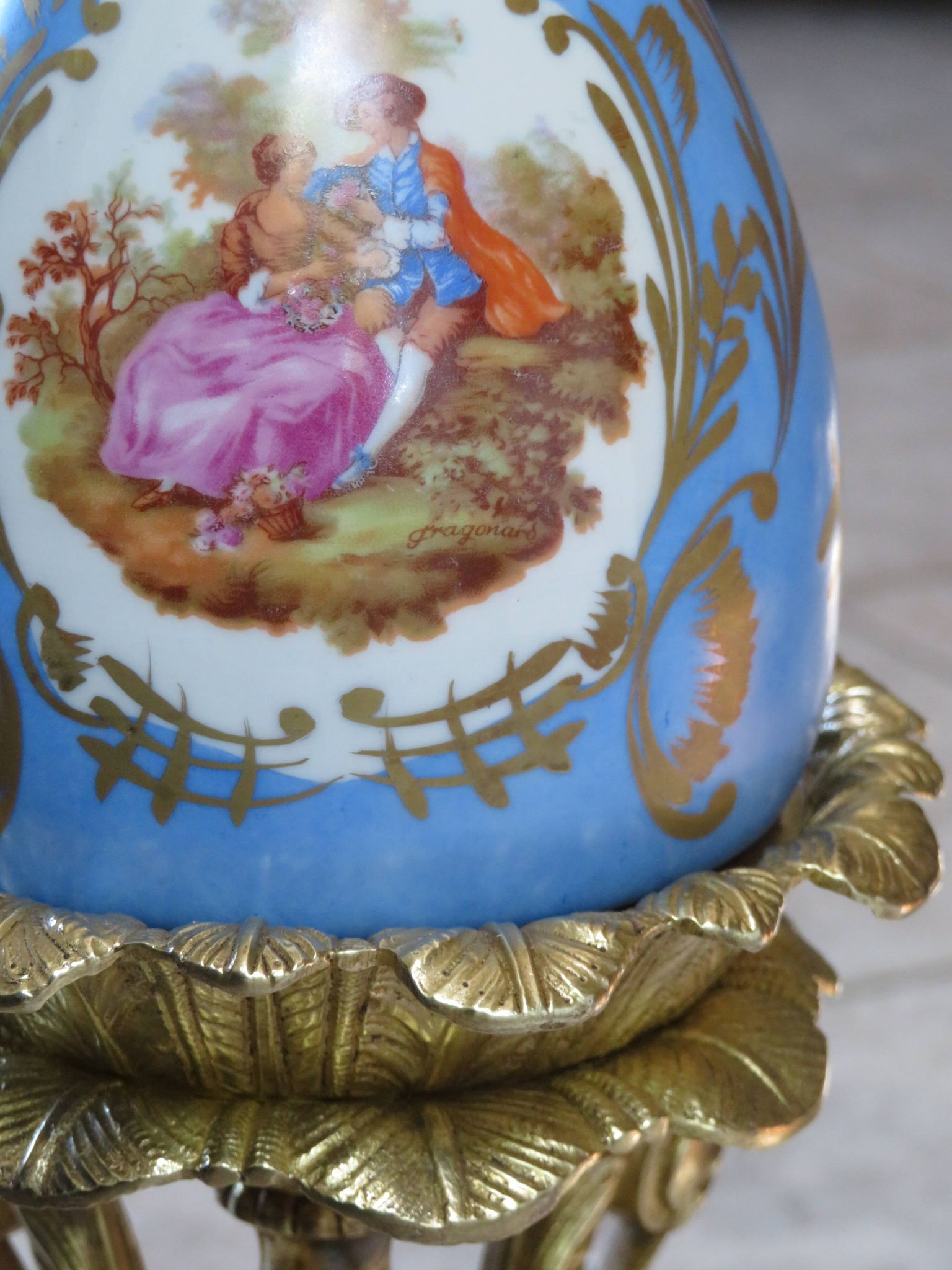 Lampadaire bronze et porcelaine bleue début XXème