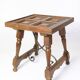Table d'appoint en bois foncé avec pieds tournés et supports métalliques des années 1930