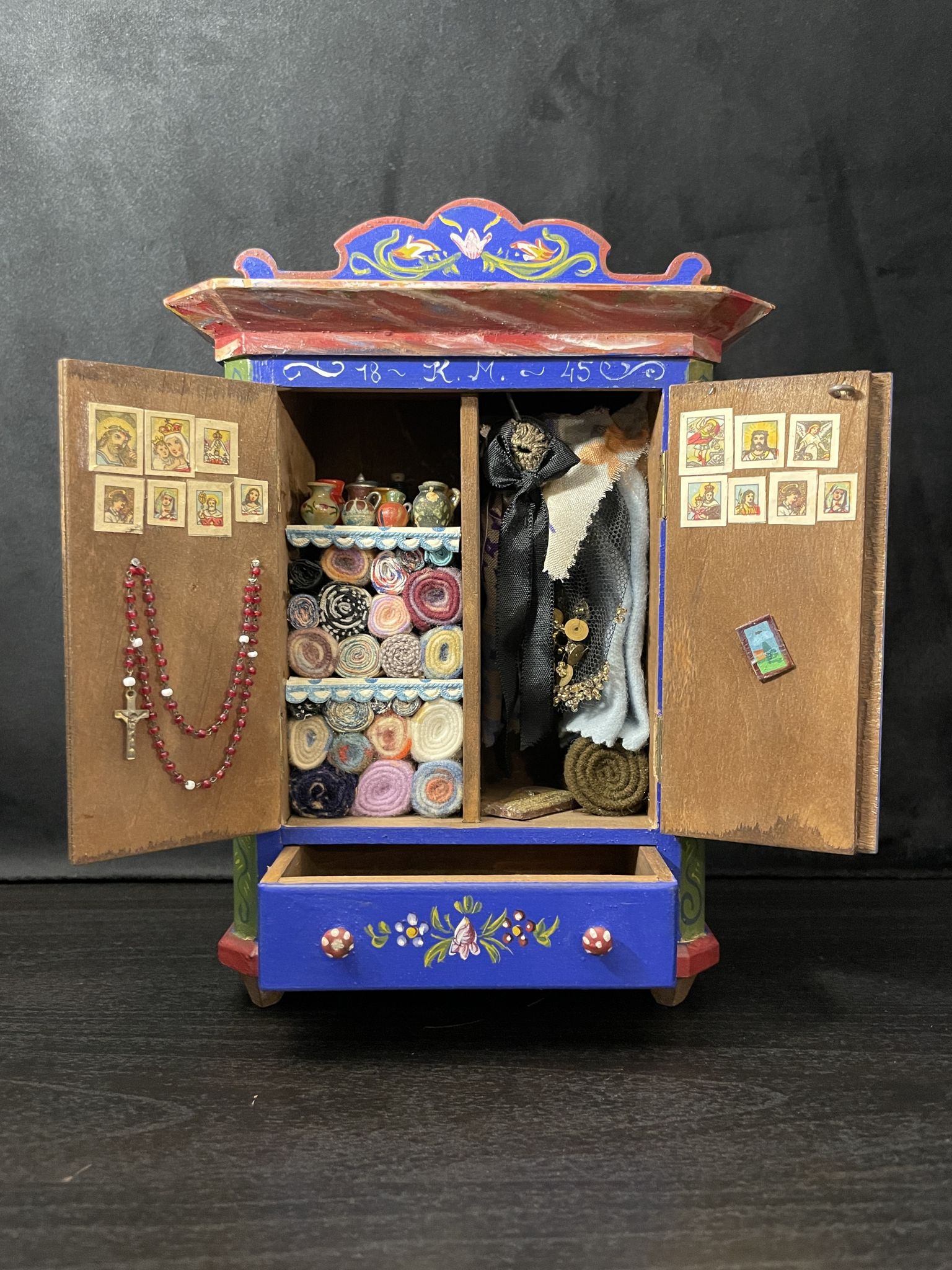 Ensemble garde-robe et lit miniatures tyroliens