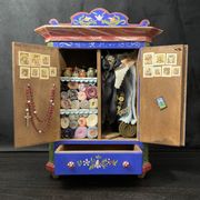 Ensemble garde-robe et lit miniatures tyroliens