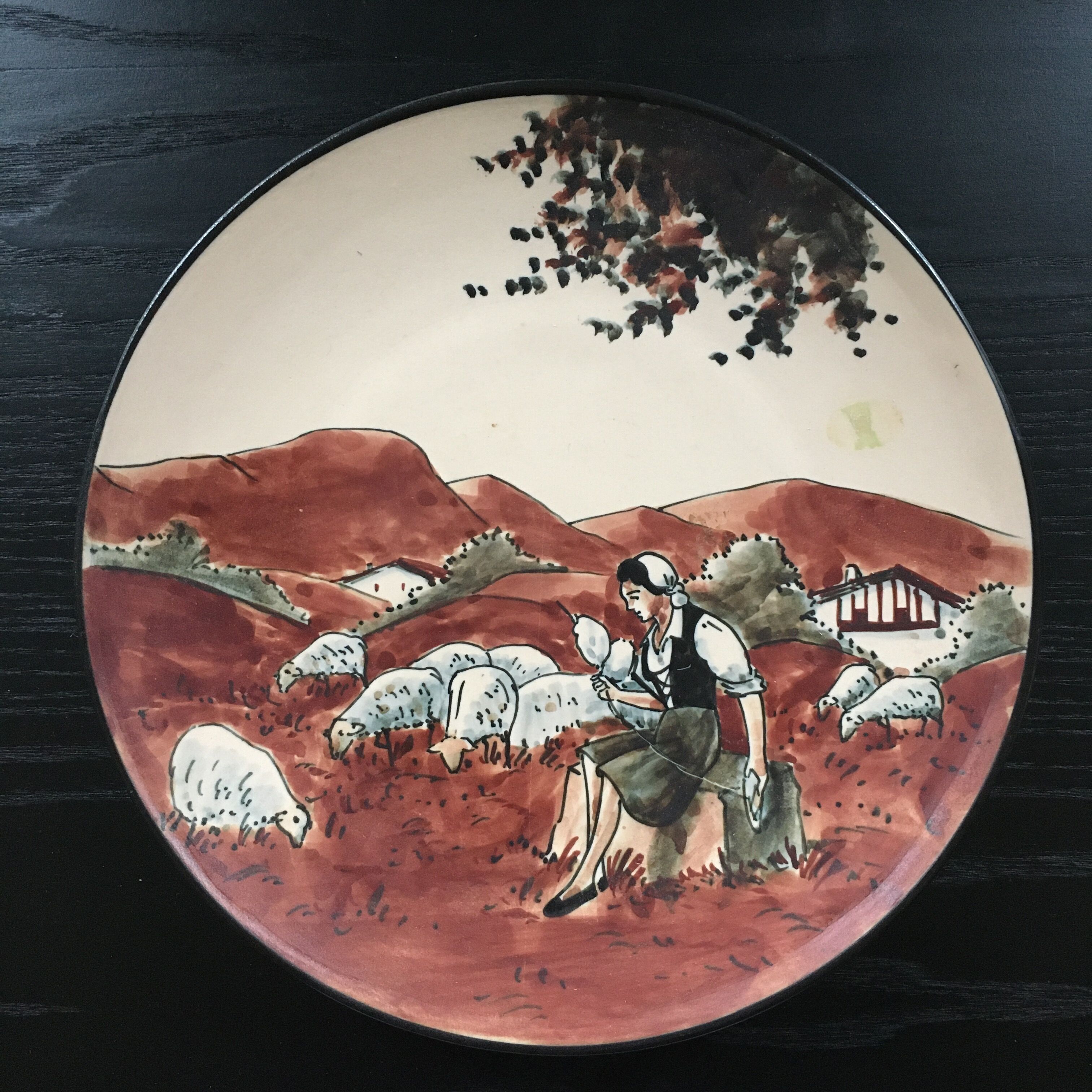 Basque décor dish of Ciboure