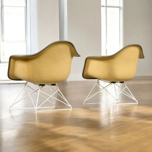 Paire de chaises coque LAR Eames pour Herman Miller avec des coussins en Naugahyde jaune.