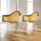 Paire de chaises coque LAR Eames pour Herman Miller avec des coussins en Naugahyde jaune.