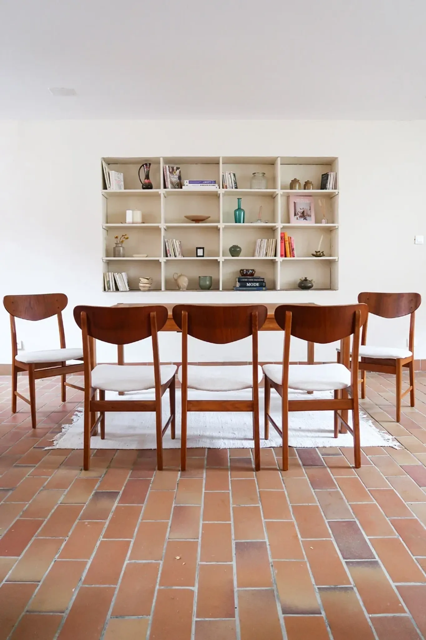 Set of 5 Scandinavian teak chairs from the 1960s, with curved backrest.