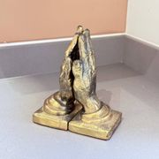 Paire de serre-livres vintage en bronze formant mains en prière dorées