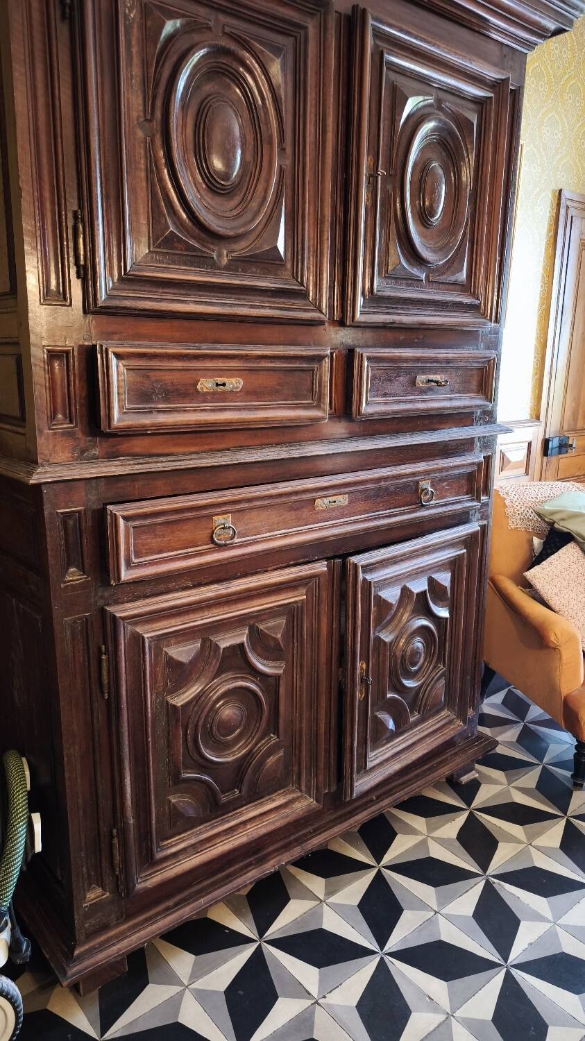Louis XIII dresser