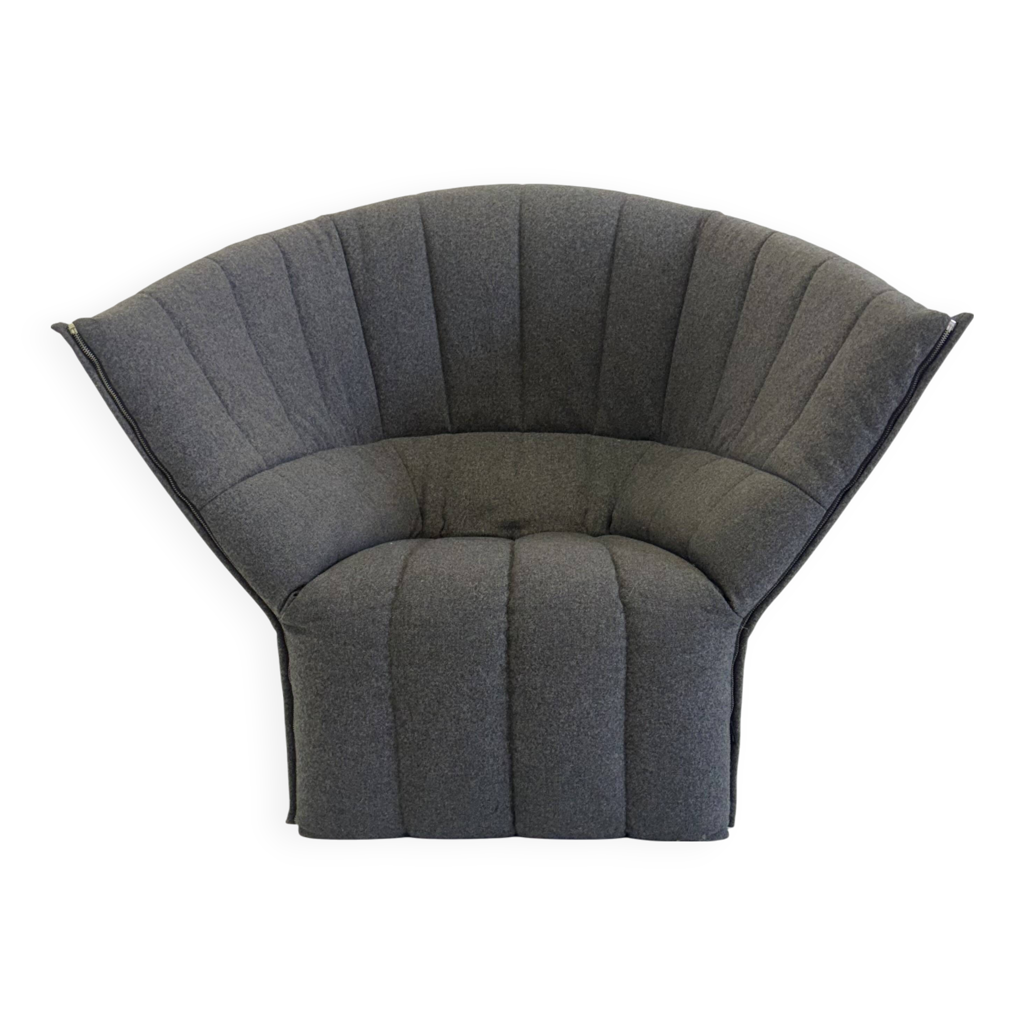 Fauteuil Moel gris foncé de Ligne Roset par Inga Sempé