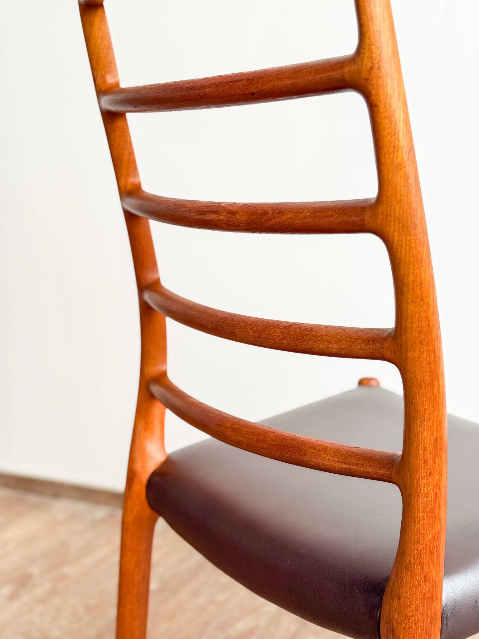 Chaise modèle 82 « Ambassade » en teck massif par Niels O. Møller, Danemark