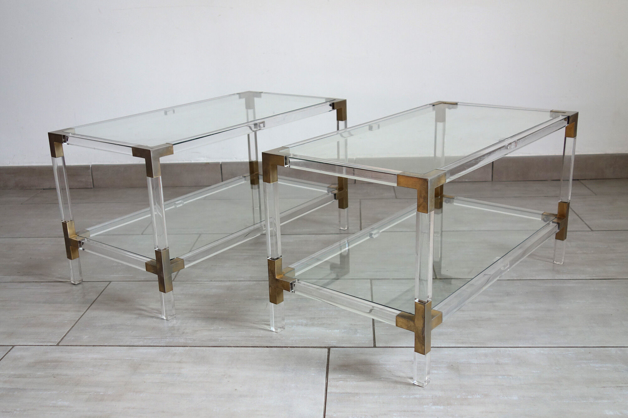 Paire de tables basses italiennes plexiglass, verre et laiton années 70