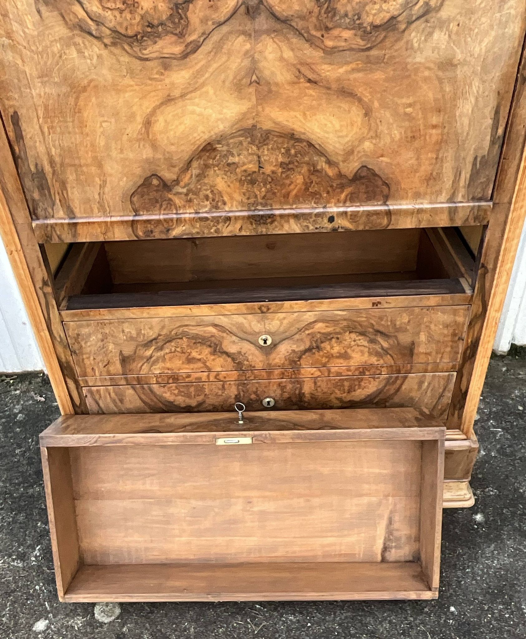 Louis-Philippe secretary, mid-19th century, in walnut burl.