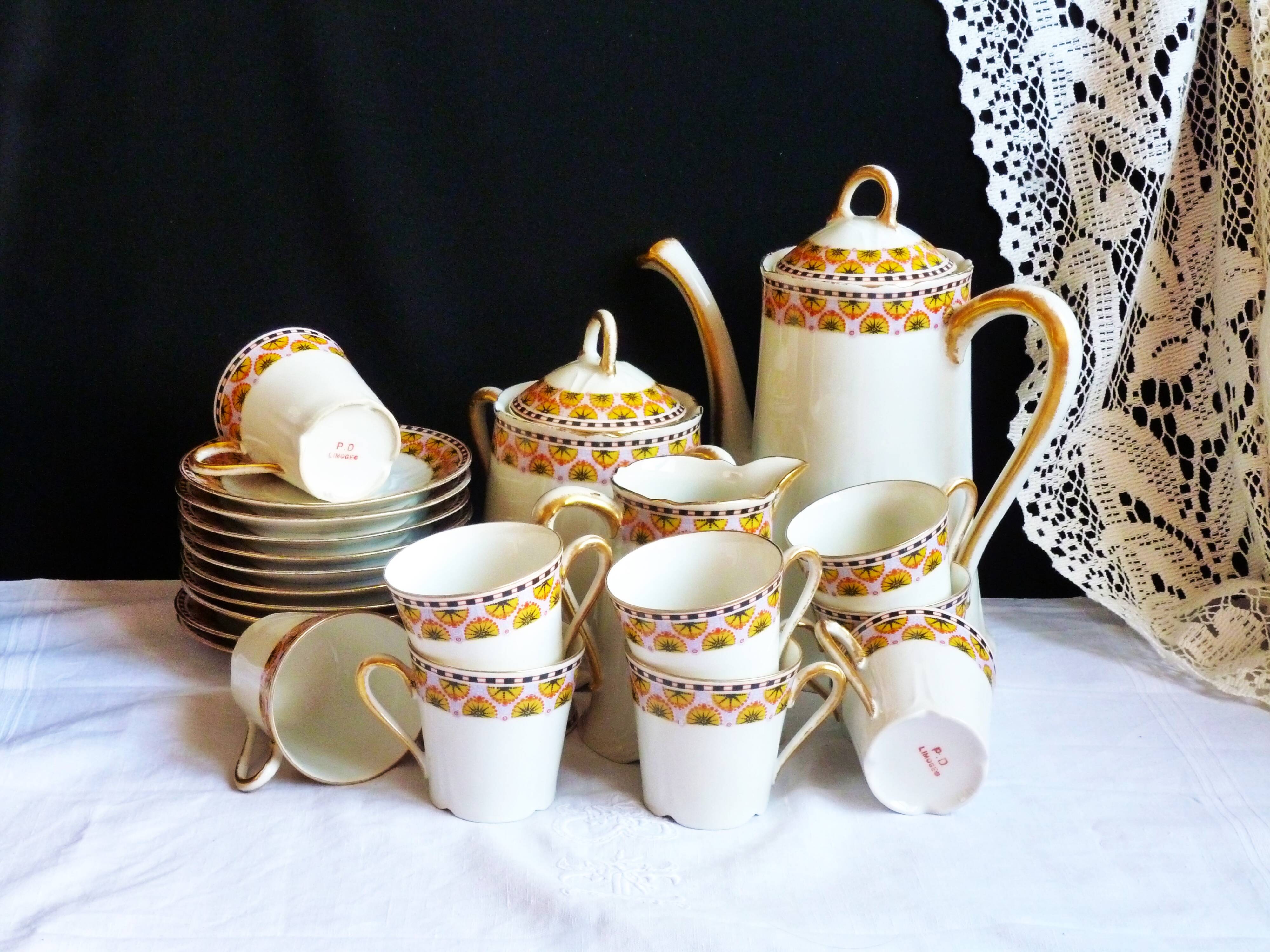 Art Deco coffee service in Limoges porcelain, 23 pieces.