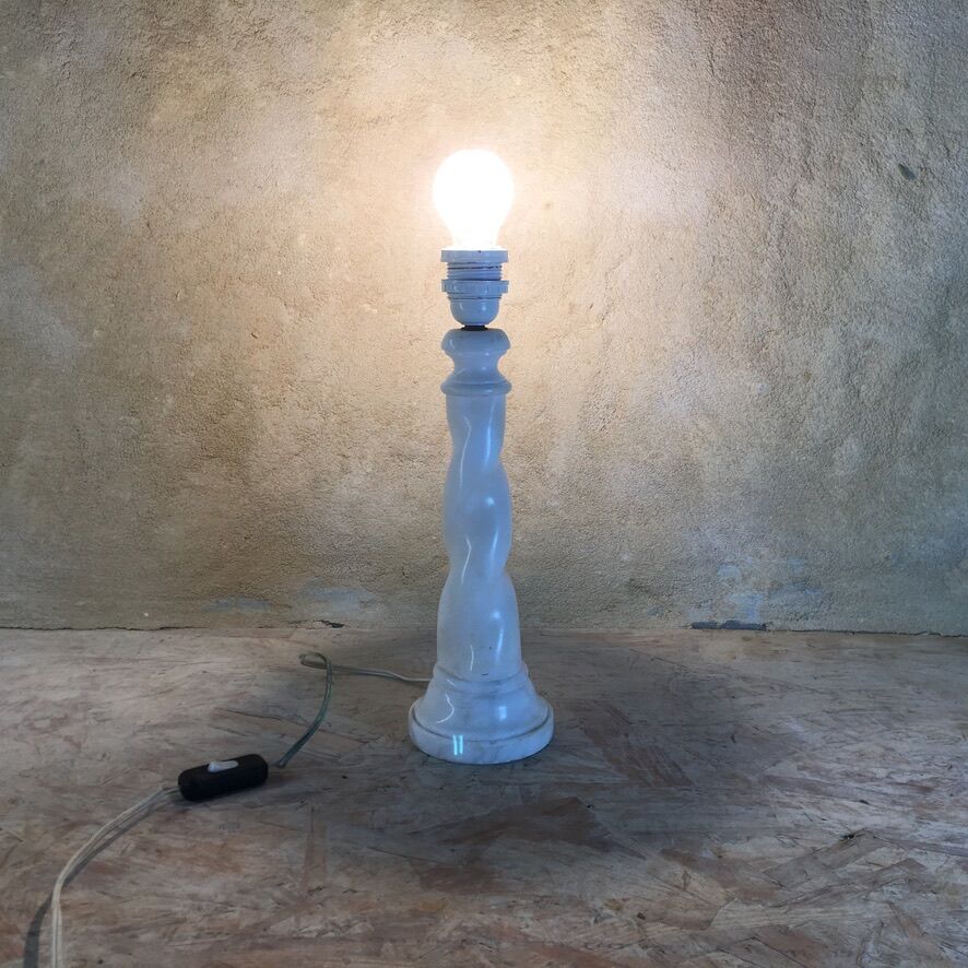 Twisted lamp foot in white alabaster