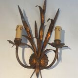 Paire d'appliques en métal doré aux epis de blé. travail français. vers 1970