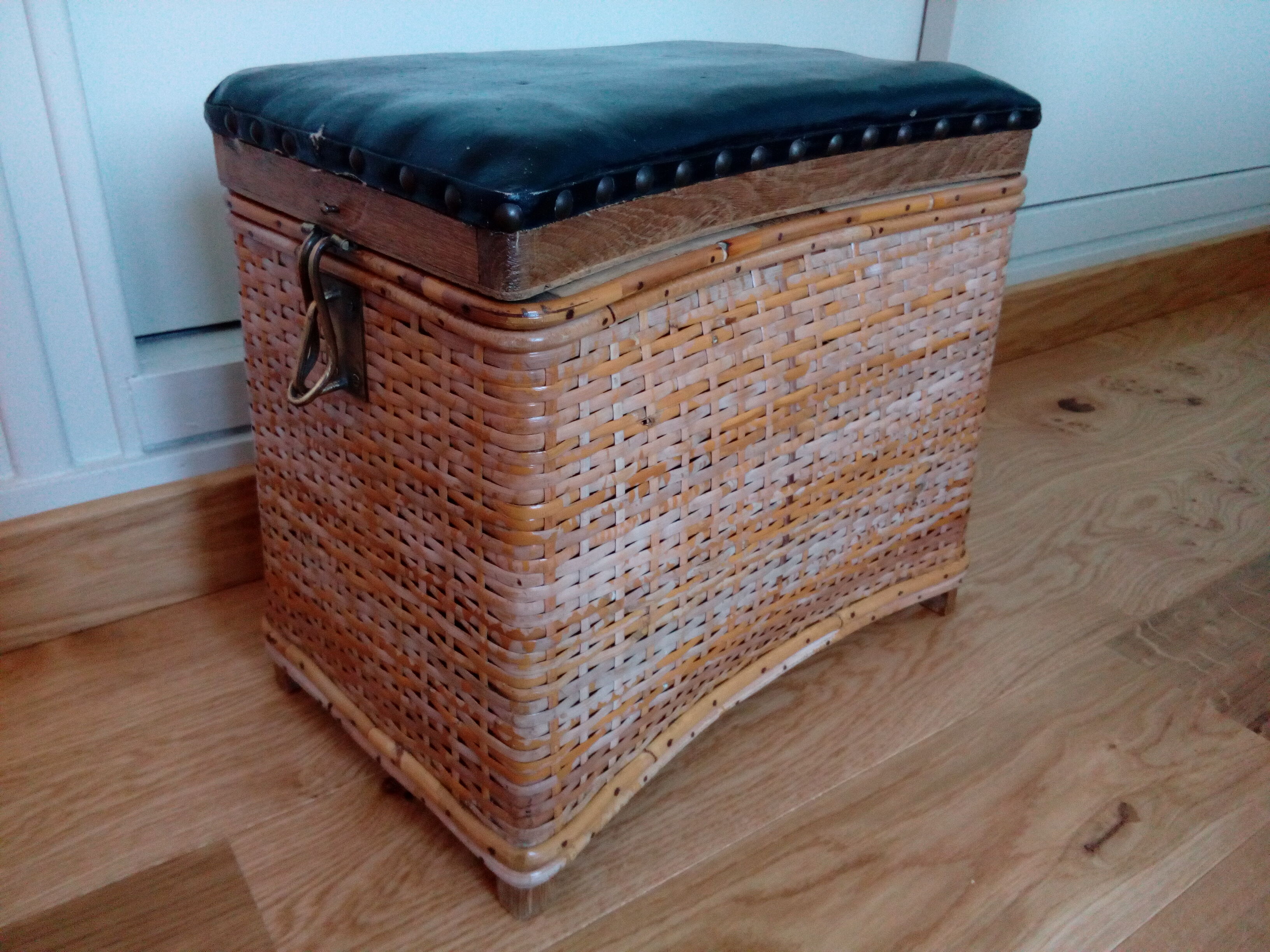 Tabouret de pêche en osier, coffre siège de pêcheur