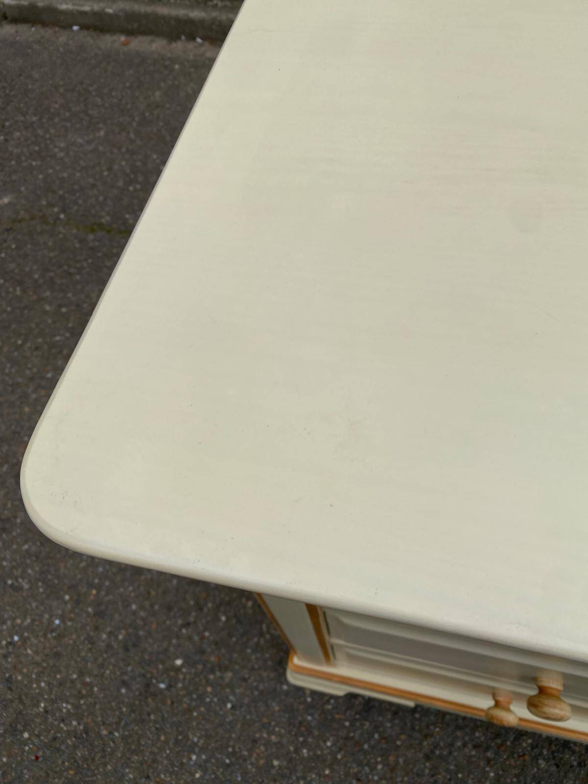 Commode bohème chic Louis Philippe beige