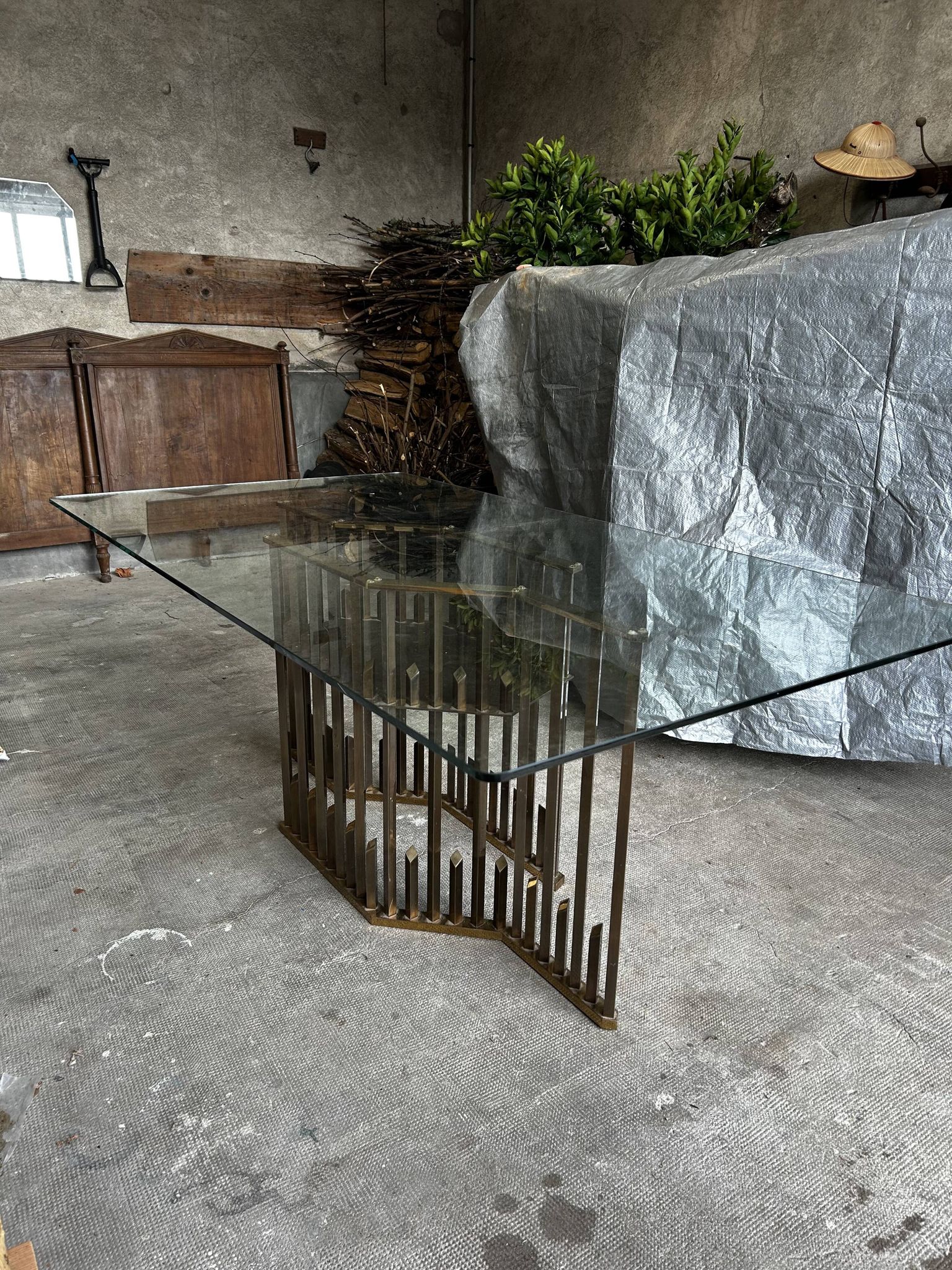Table à manger piètement laiton dans le gout de Willy Rizzo, années 1970