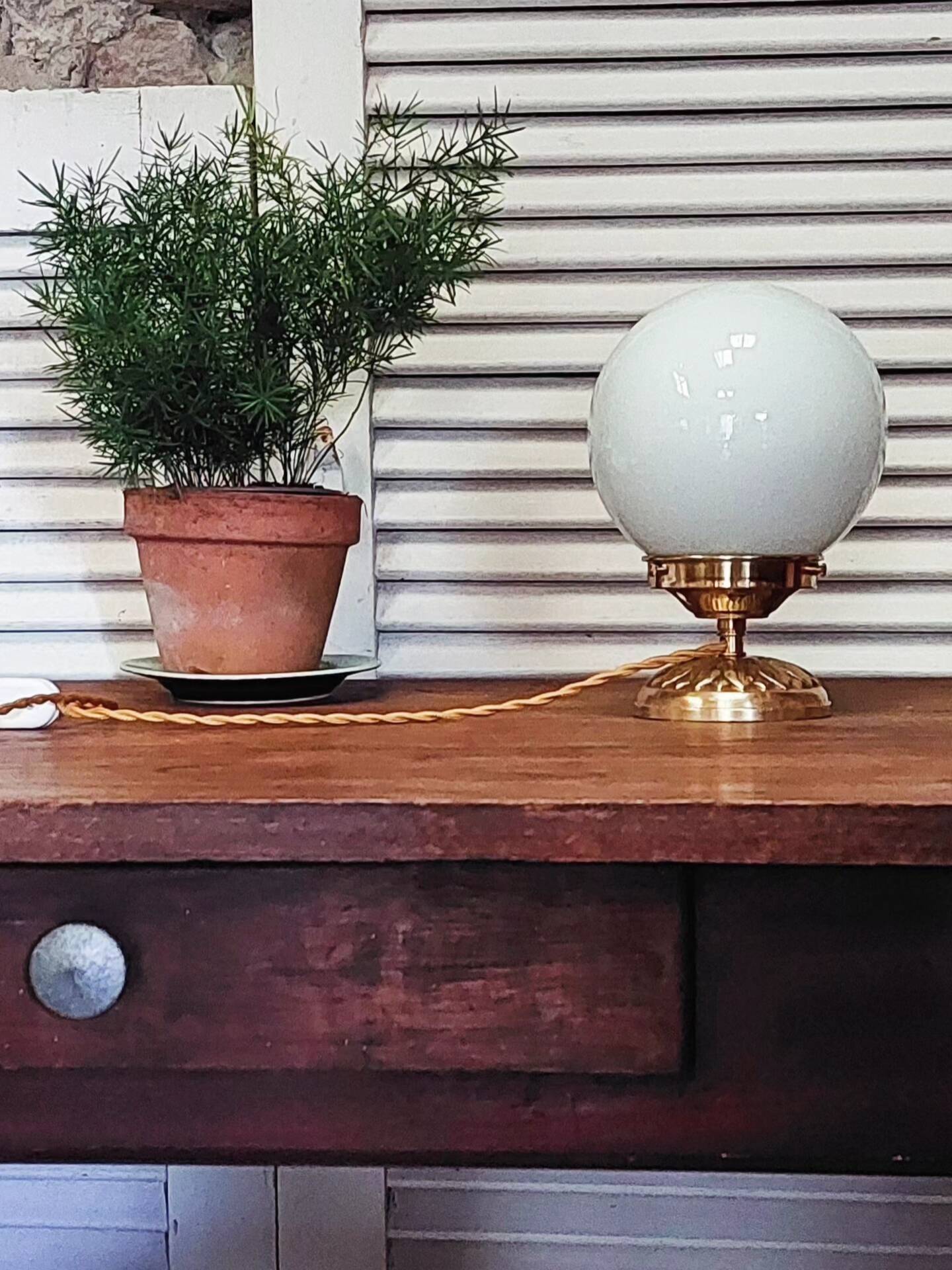 Lampe à poser globe opaline 