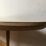 Table basse ovale stratifiée piètement en chêne réalisée par un mesuisier