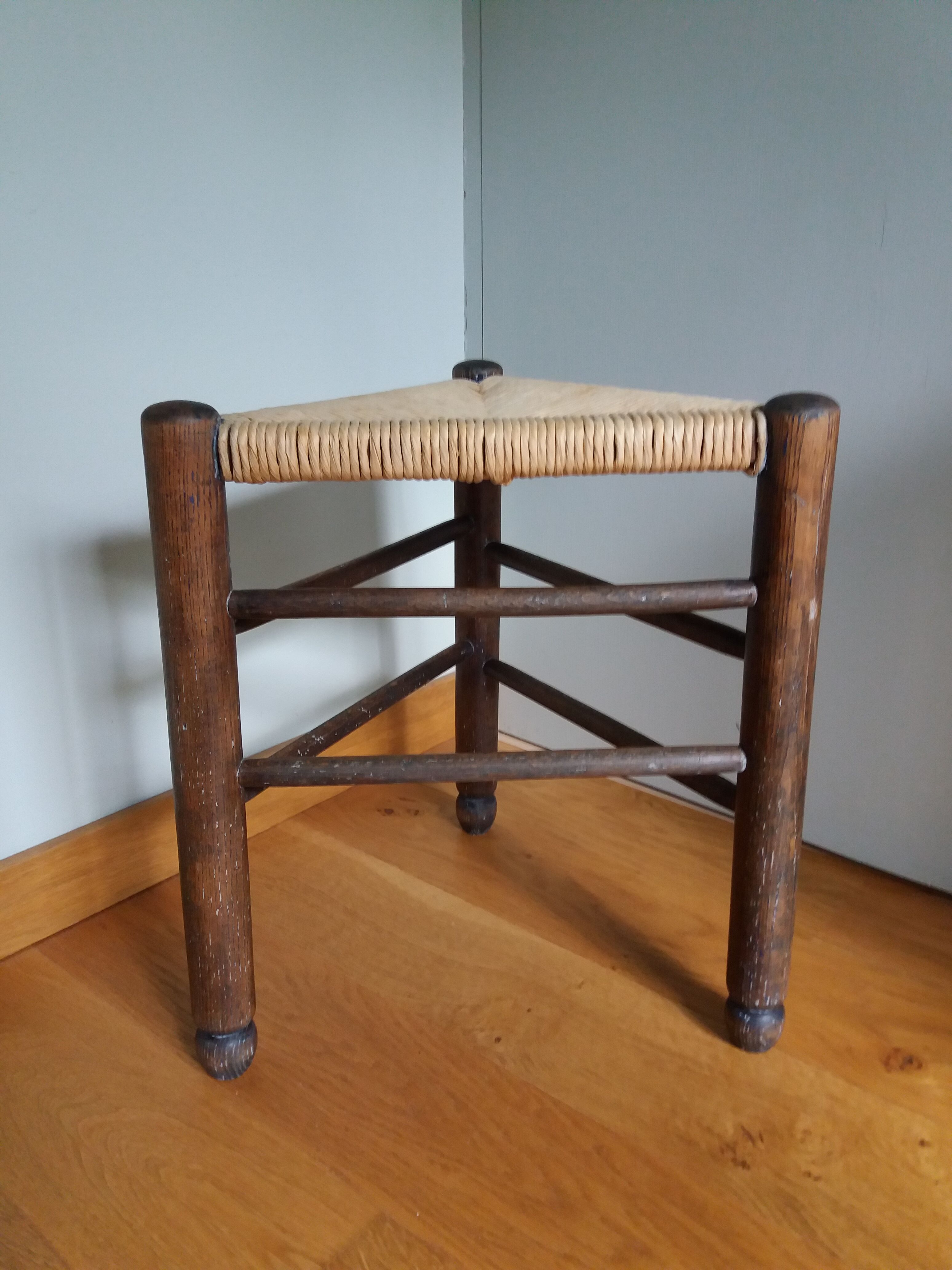 Mulched tripod stool