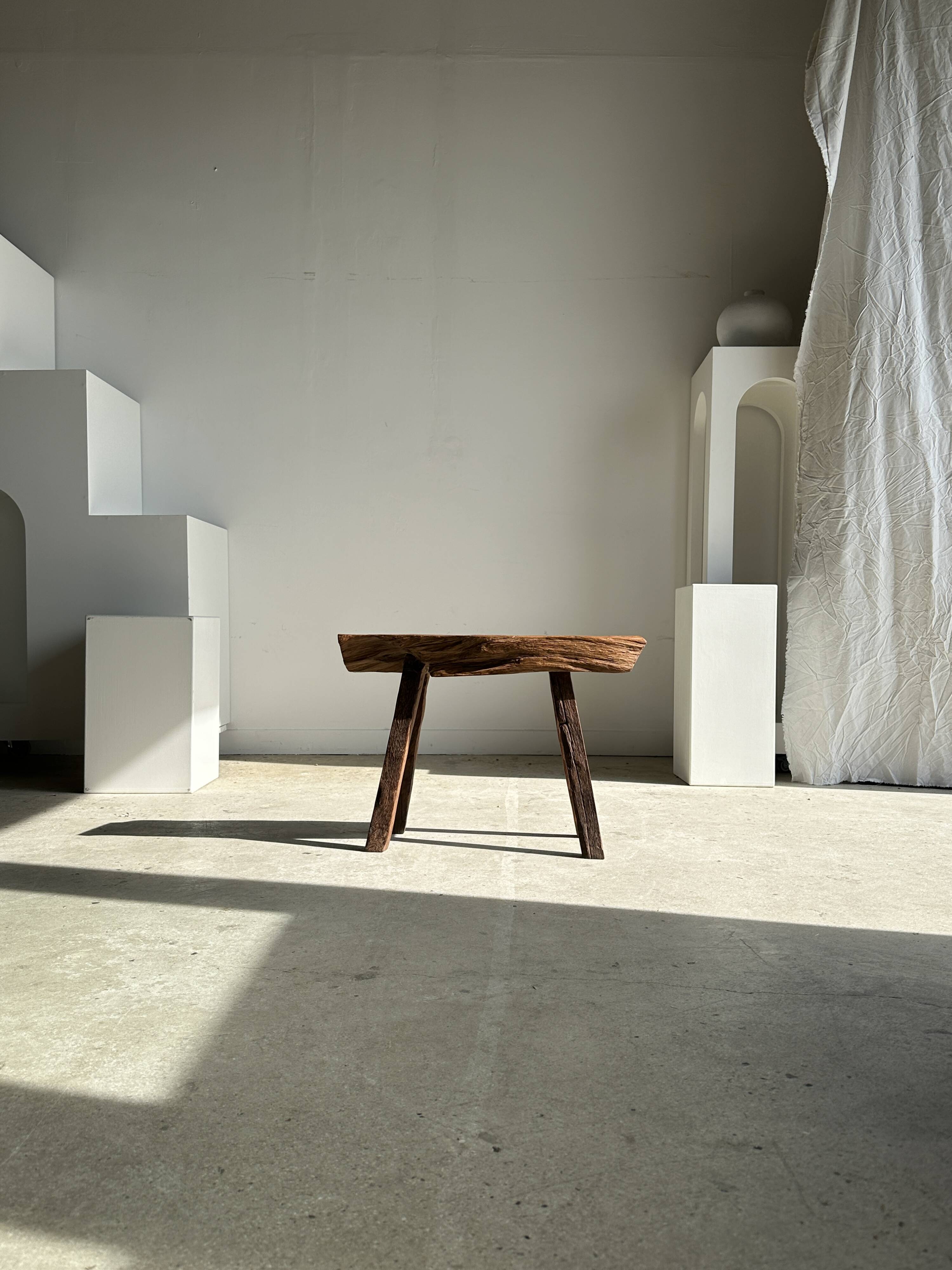 Small organic bench in upcycled Asian teak quadripod - Sungai