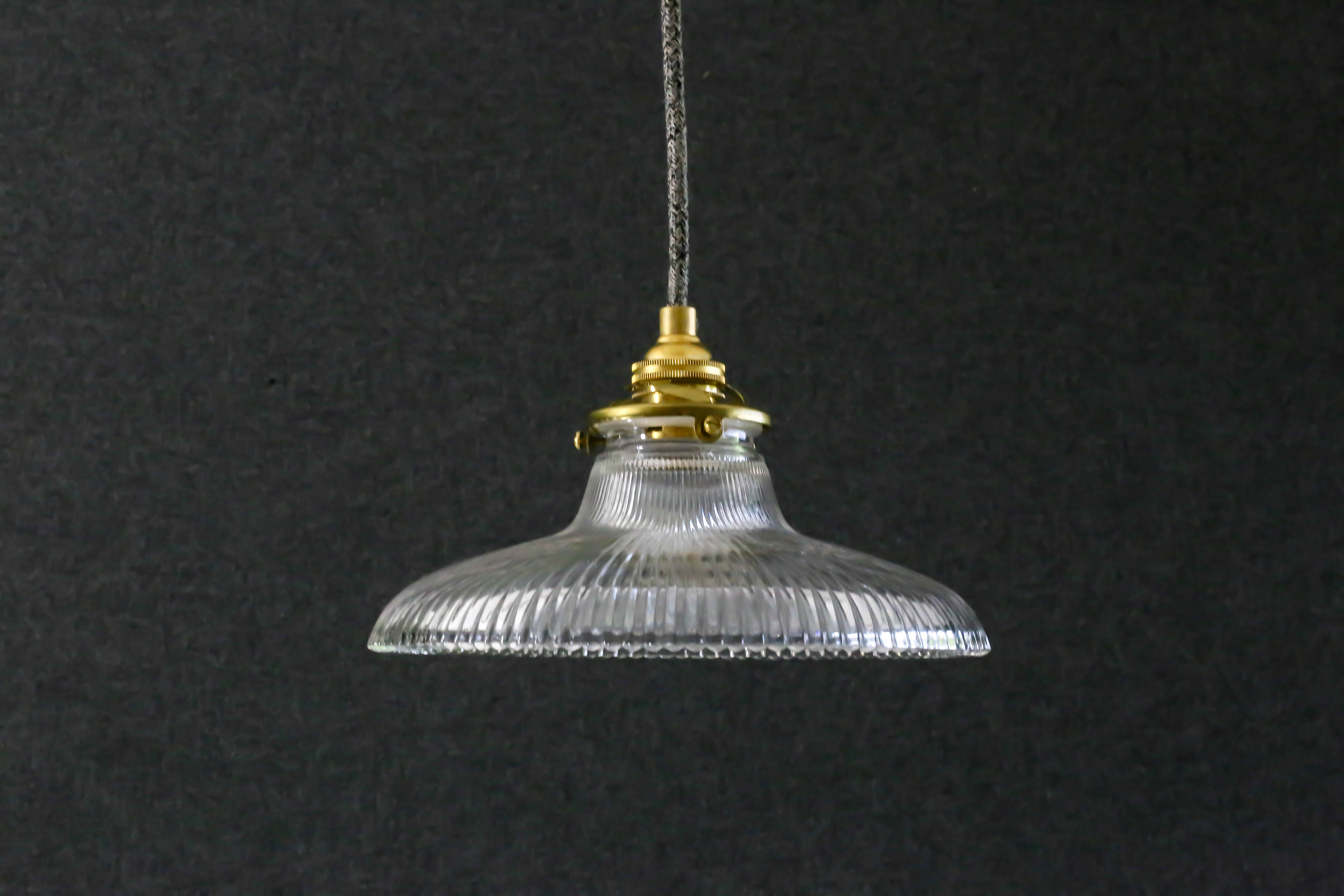 Holophane suspension in translucent glass delivered with brass socket and new cable