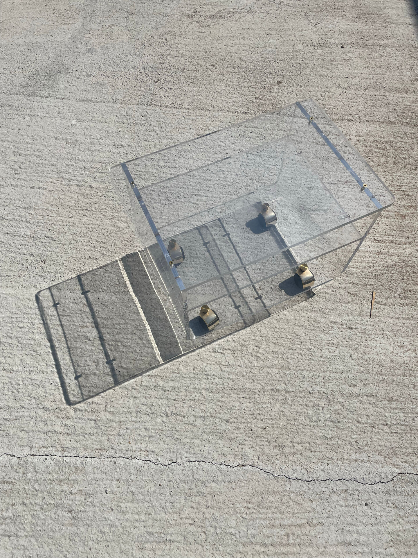 Table de dessert en plexiglas par David Lange – Les Invisibles du Marais, années 1970